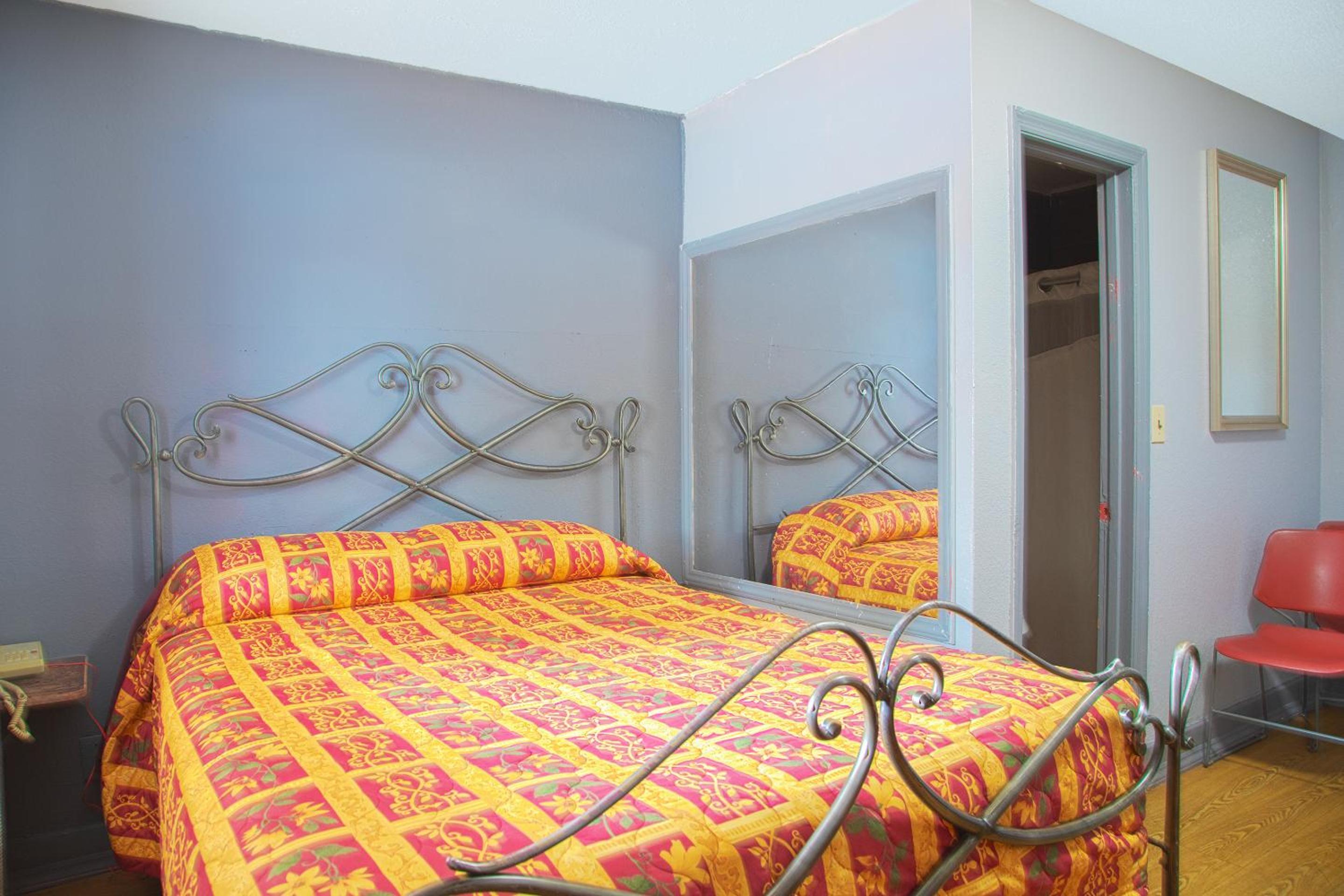 Queen Bed Non-Smoking - Photo 1