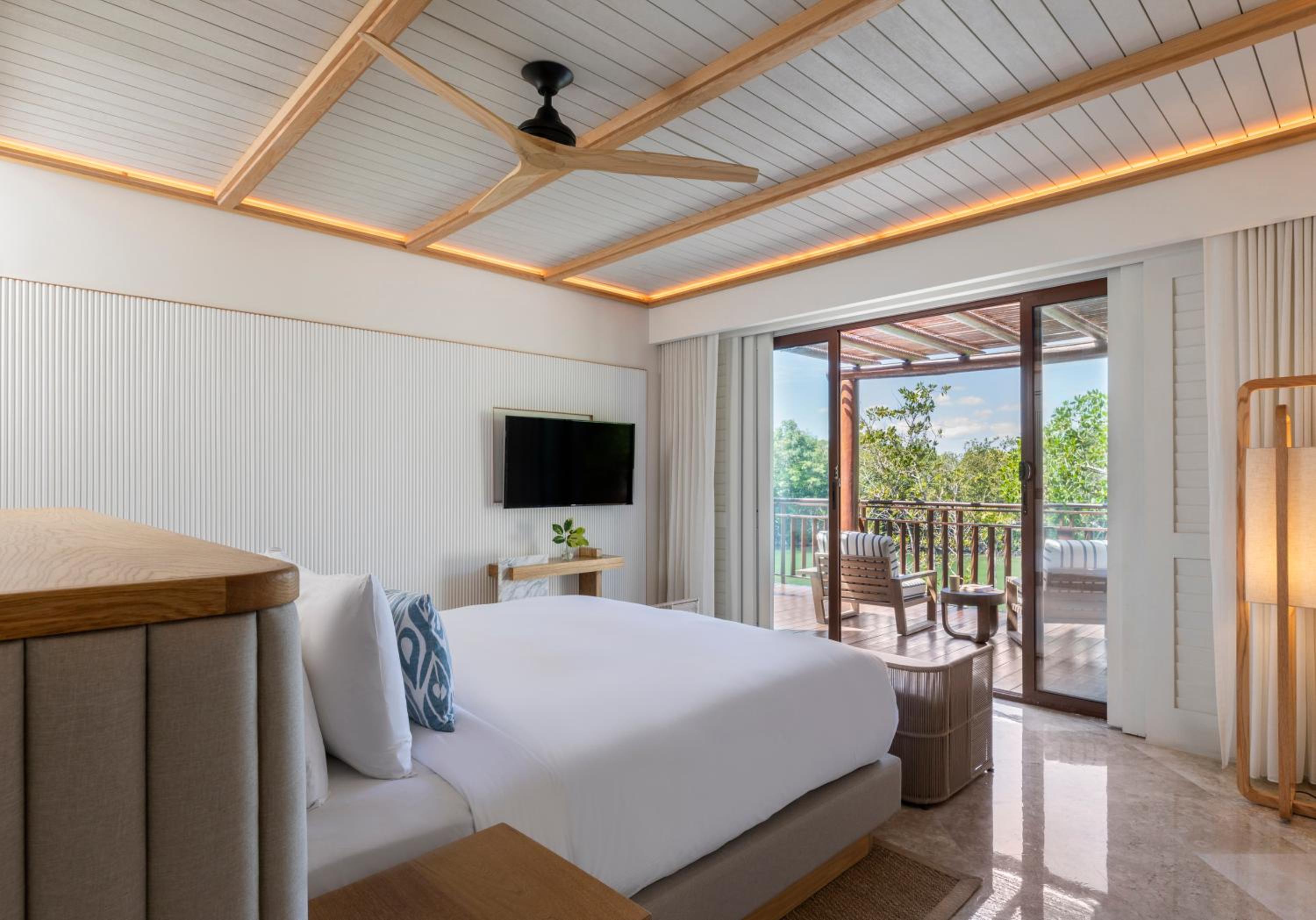 Suite with One King Bed (Non Smoking)