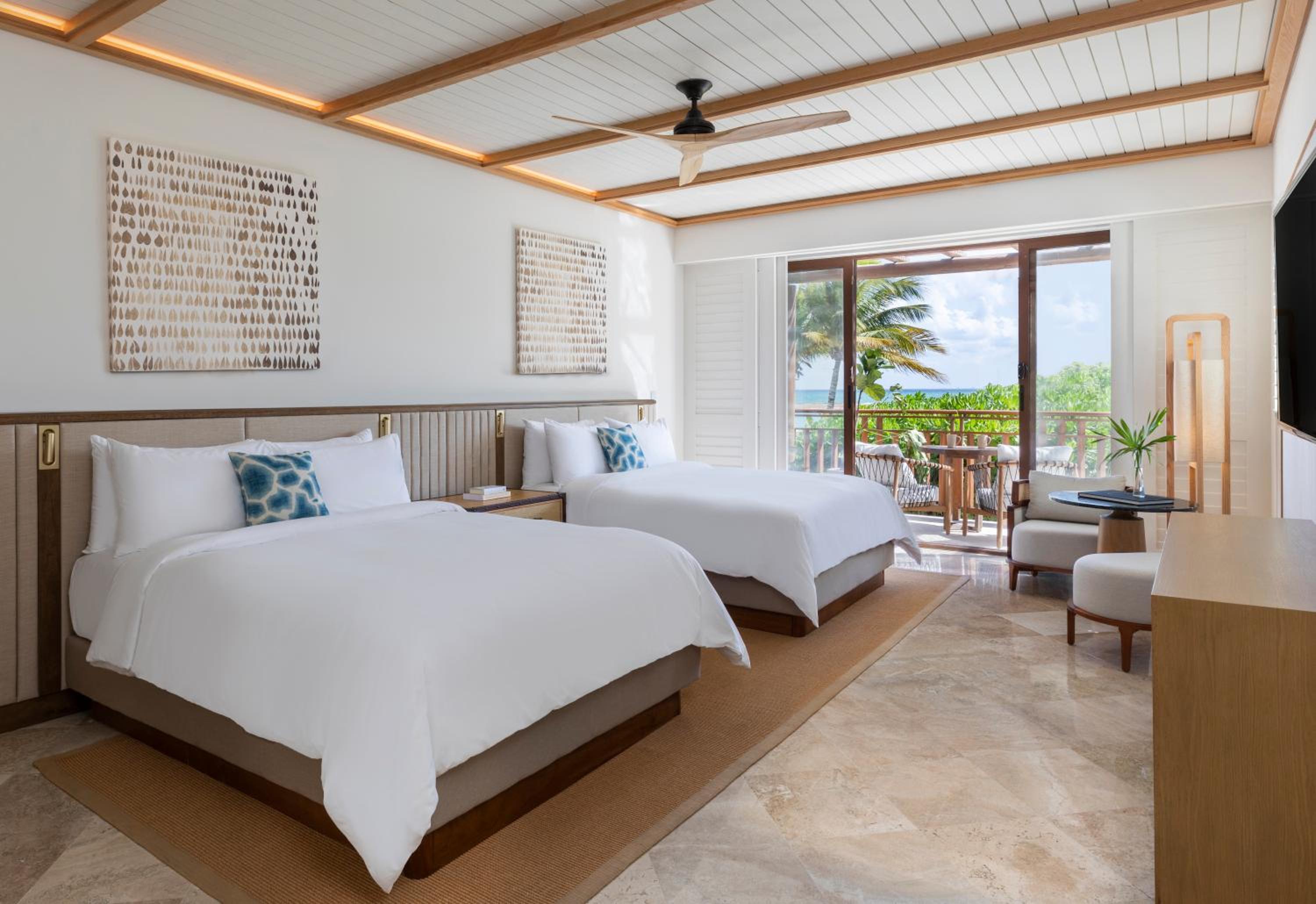 Camaleon Presidential King Suite with Two Queen Beds and Infinity Pool – On the Beach