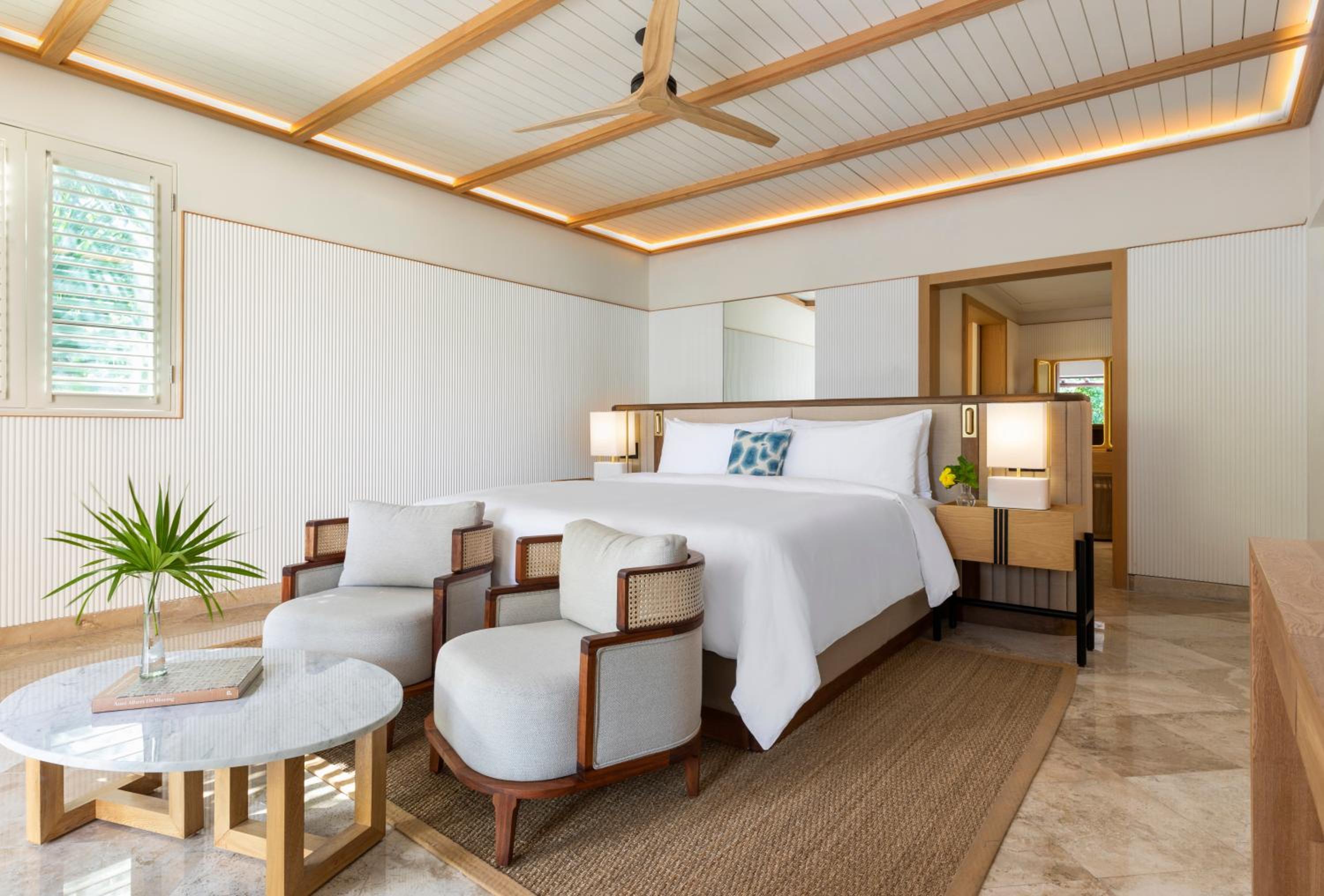 Camaleon Presidential King Suite with Two Queen Beds and Infinity Pool – On the Beach