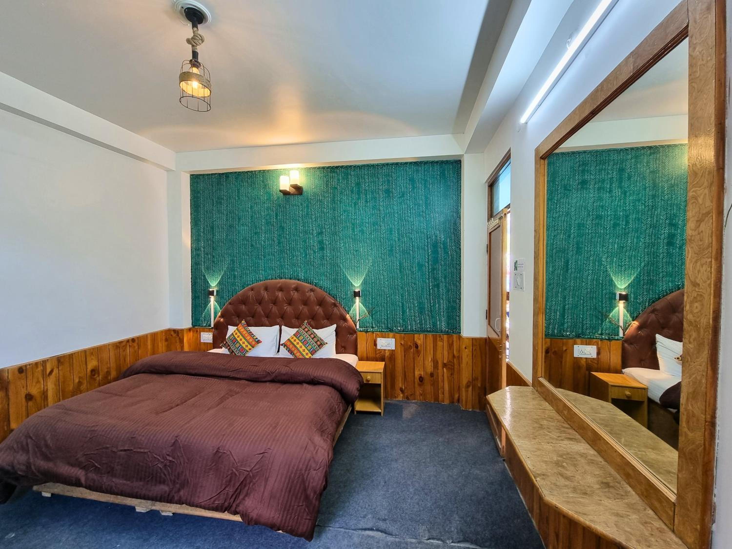 Deluxe Queen Room with Two Queen Beds photo 3