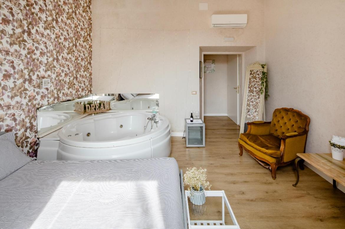 King Room with Spa Bath - Photo 8