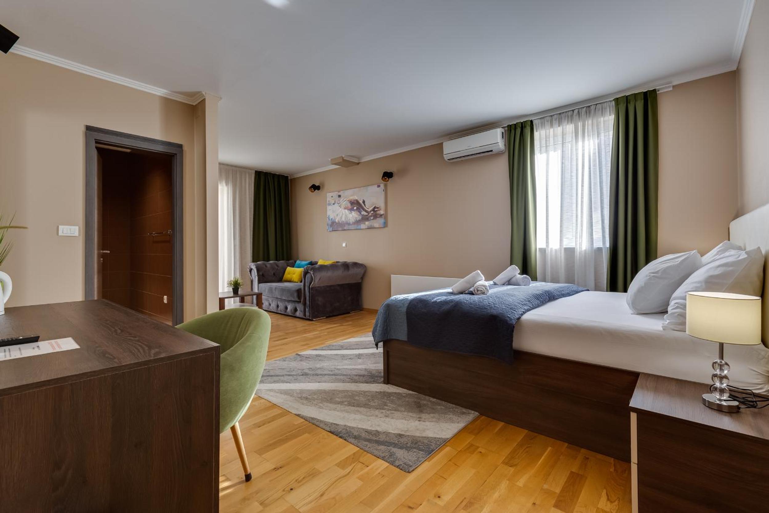 Superior Double Room with Balcony - Photo 4