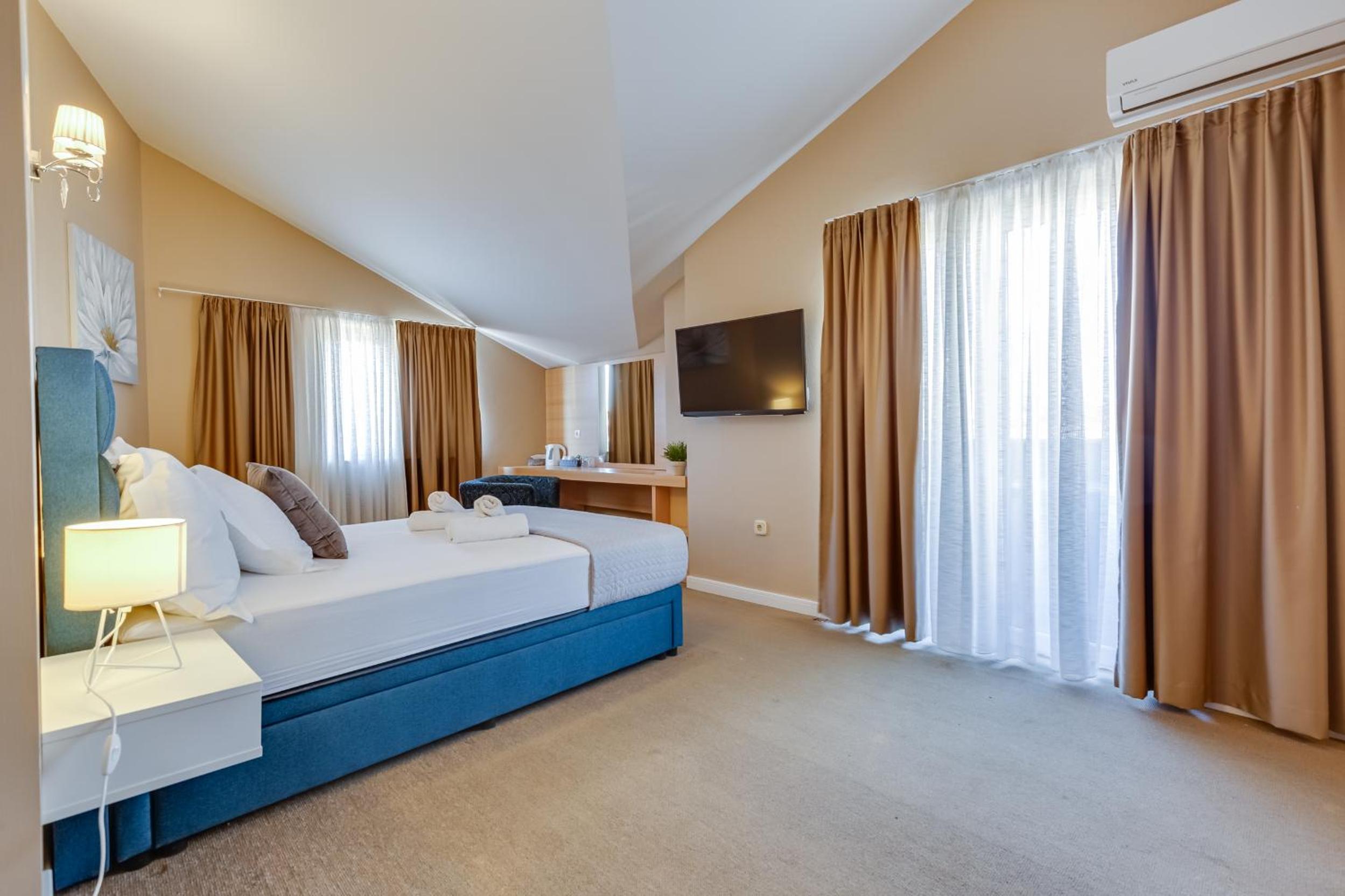 Superior Double Room with Balcony - Photo 11