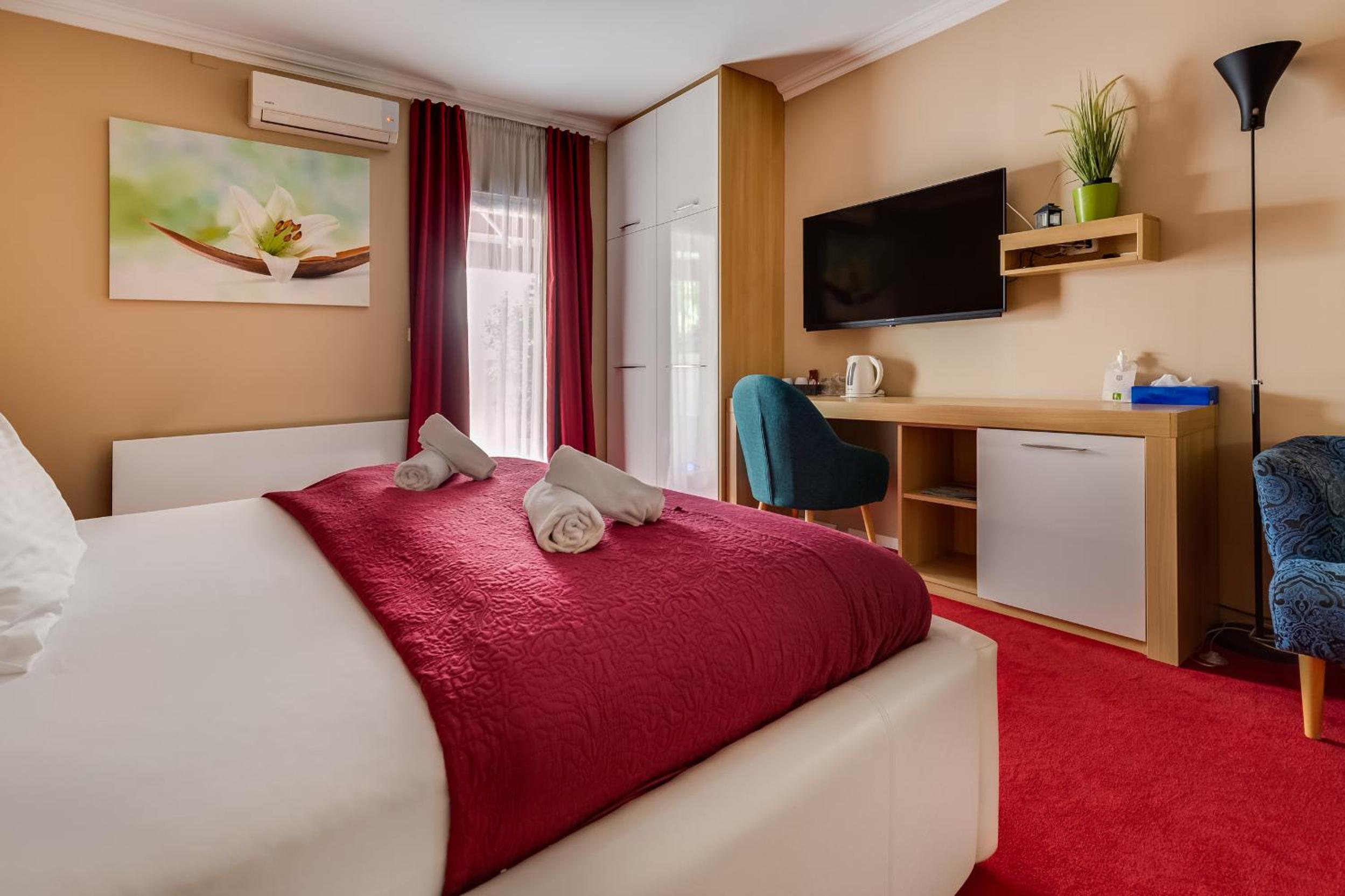Superior Double Room with Balcony - Photo 16