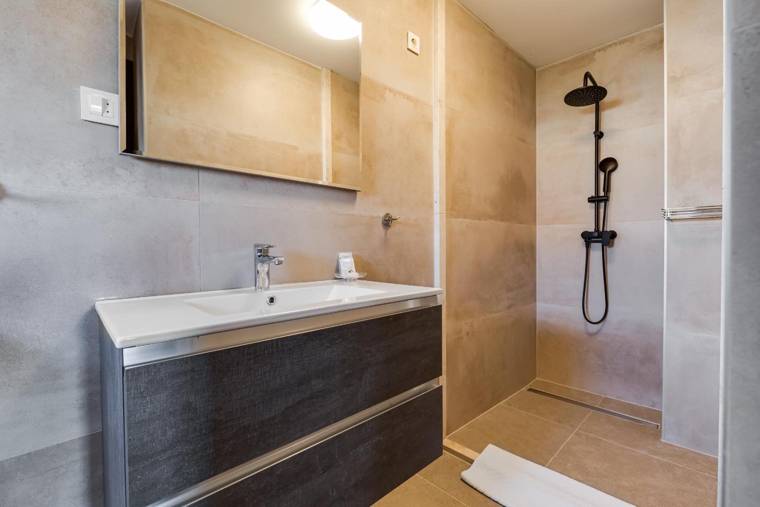 Superior Double Room with Balcony - Photo 6