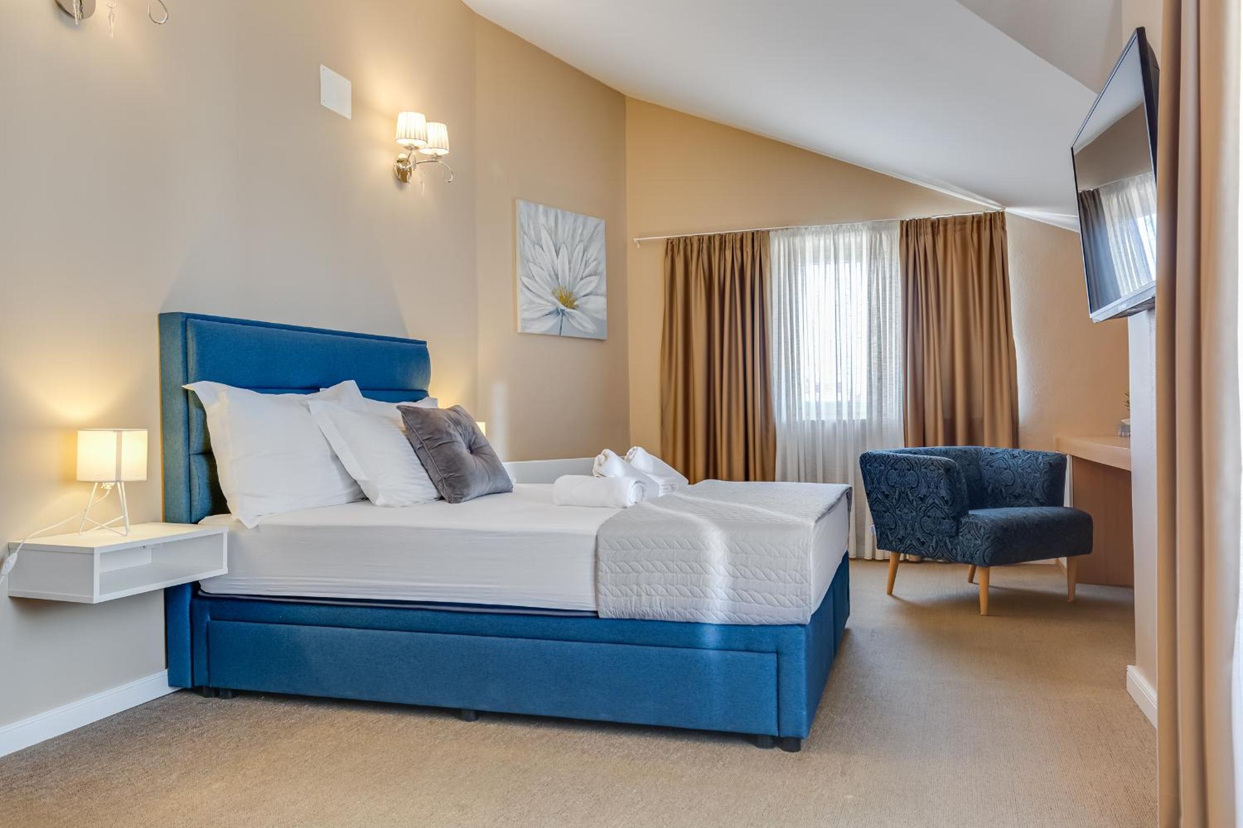 Superior Double Room with Balcony - Photo 15