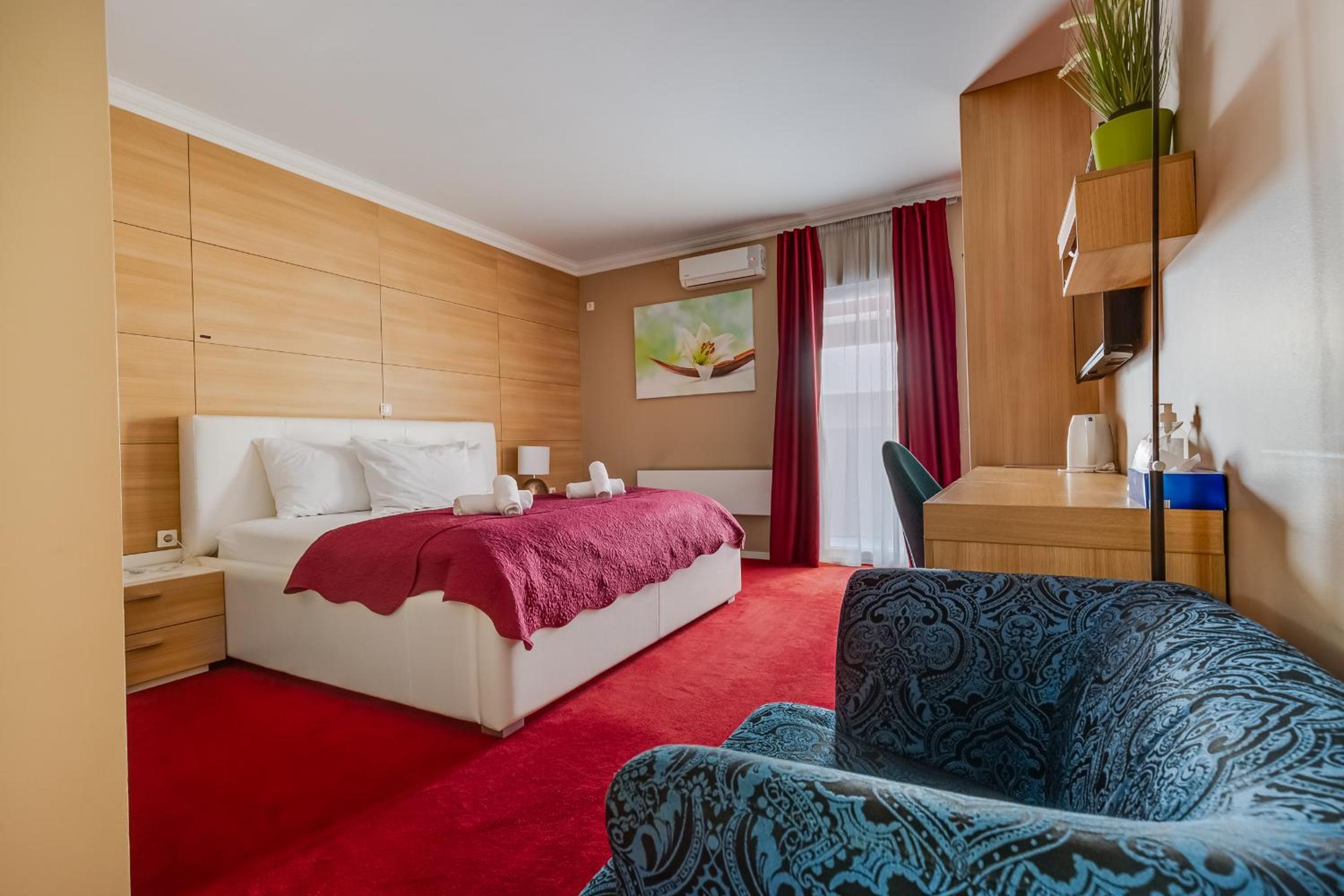 Superior Double Room with Balcony - Photo 8