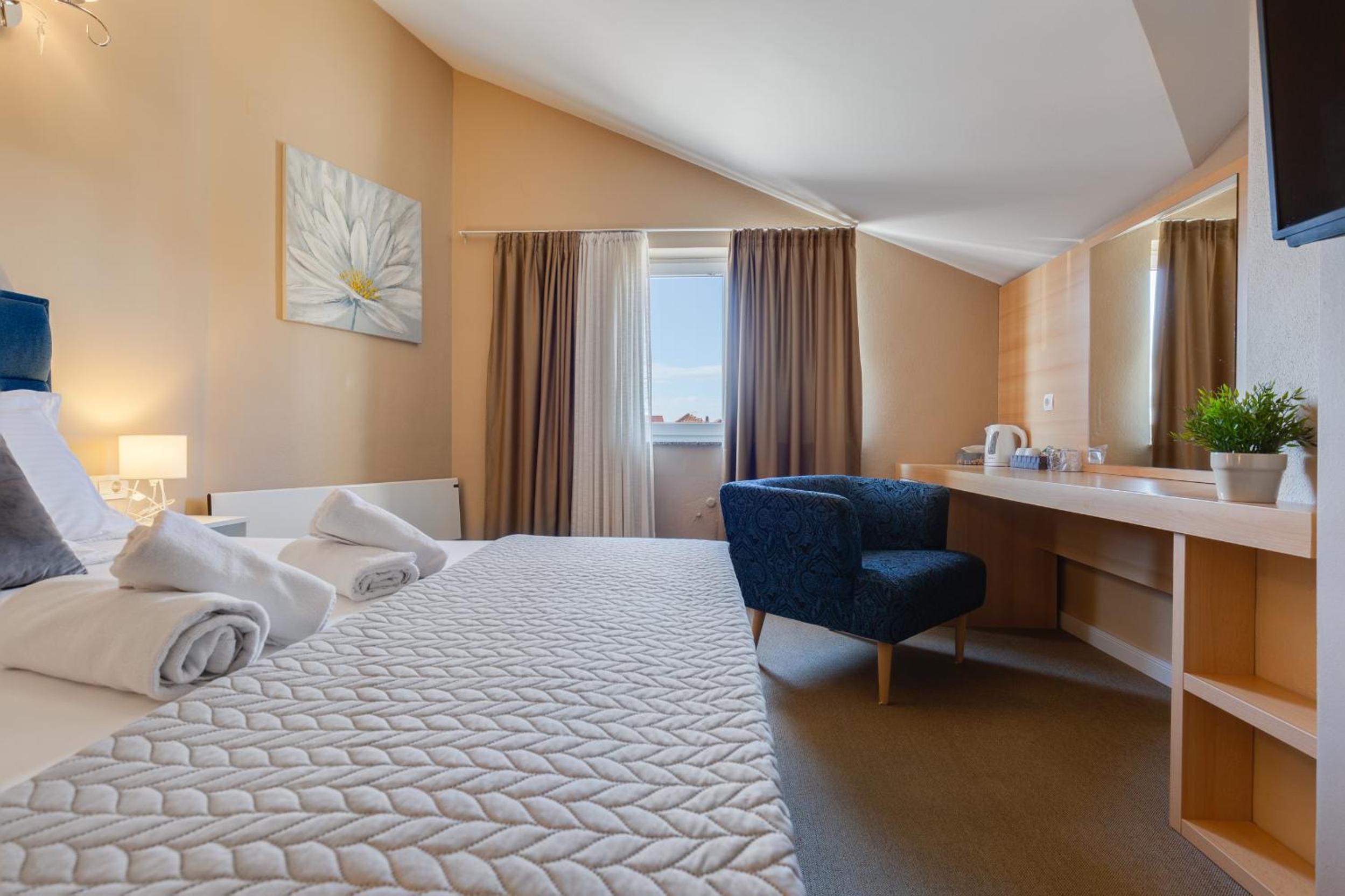 Superior Double Room with Balcony - Photo 13