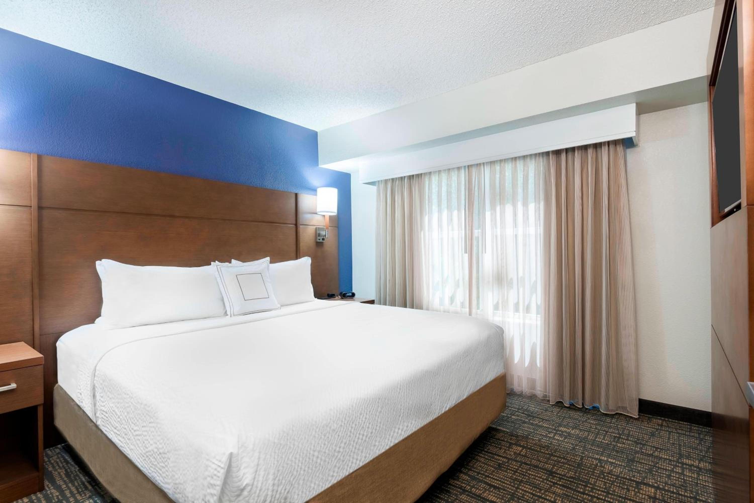 Two-Bedroom Suite with Roll-in Shower - Mobility and Hearing Accessible
