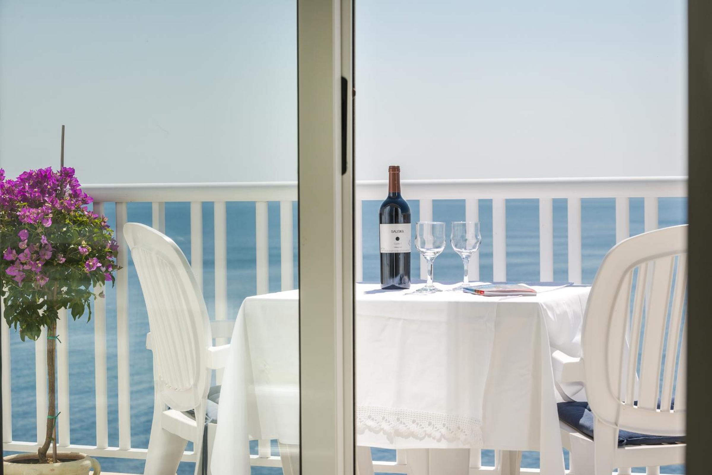 One-Bedroom Apartment with Balcony and Sea View (3 Adults) photo 3