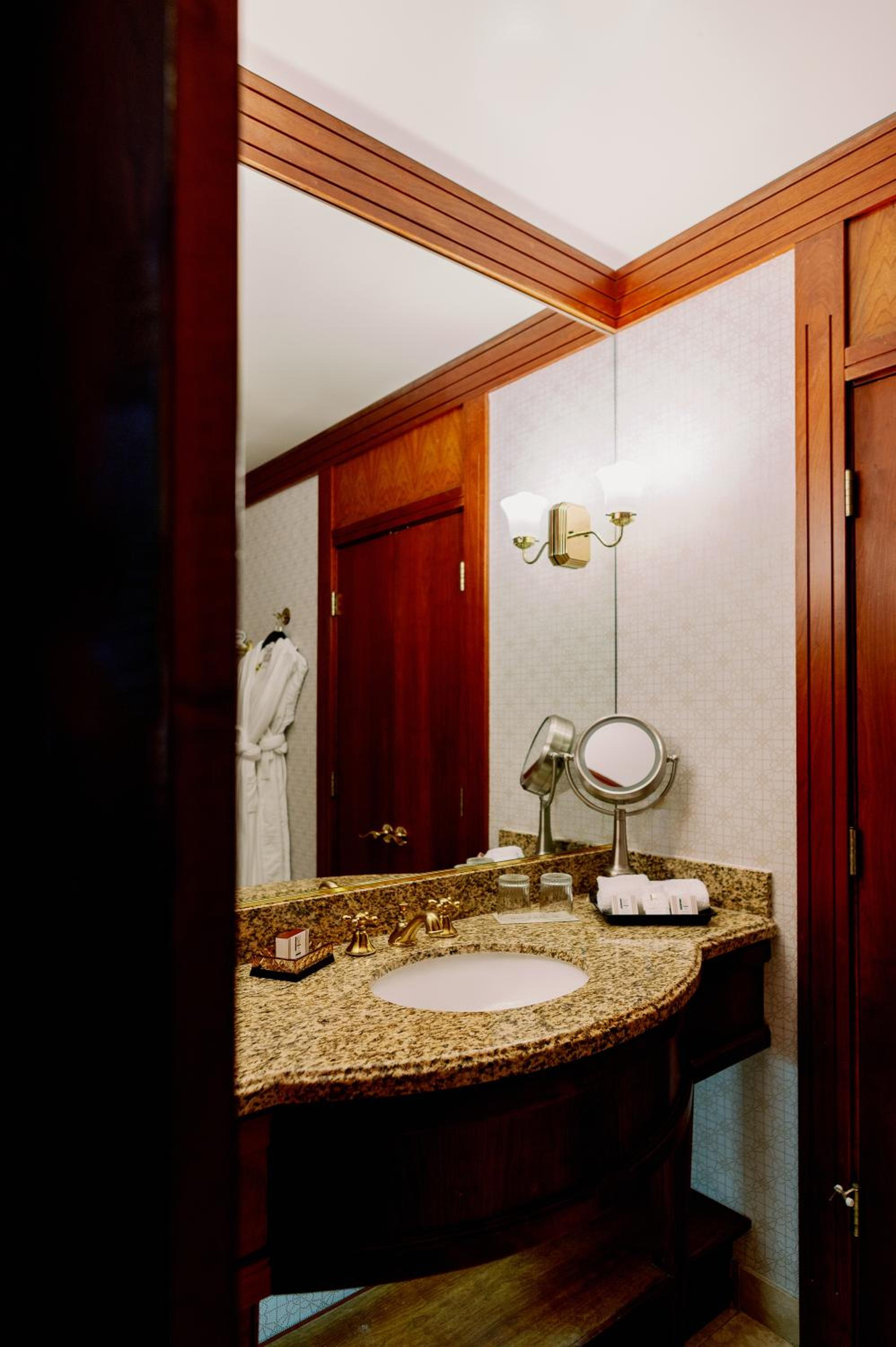 Standard King Room - Photo 4