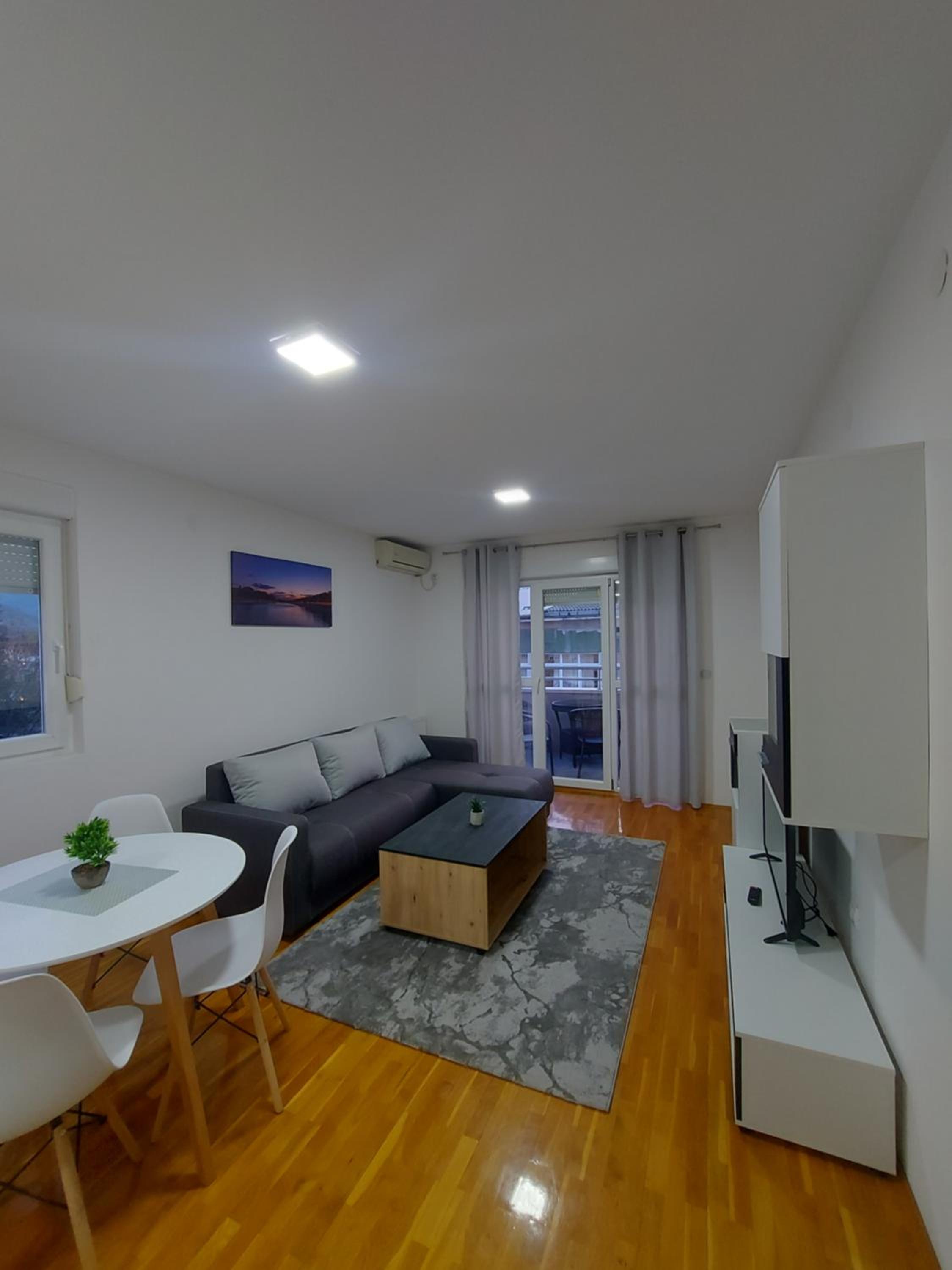 One-Bedroom Apartment photo 1