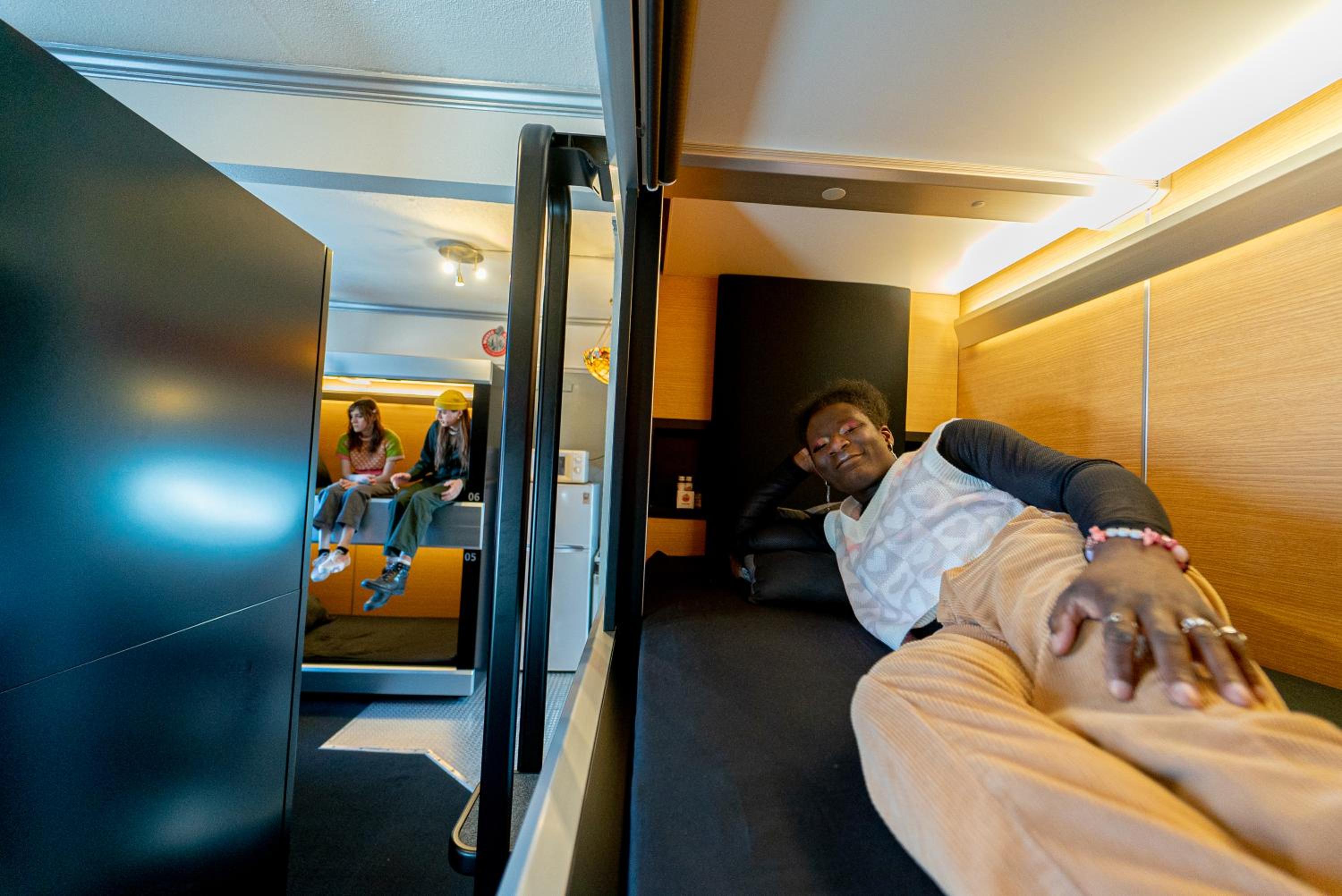 Single Bed in 6 Bed Male Capsule Room with Private Bathroom thumbnail 6