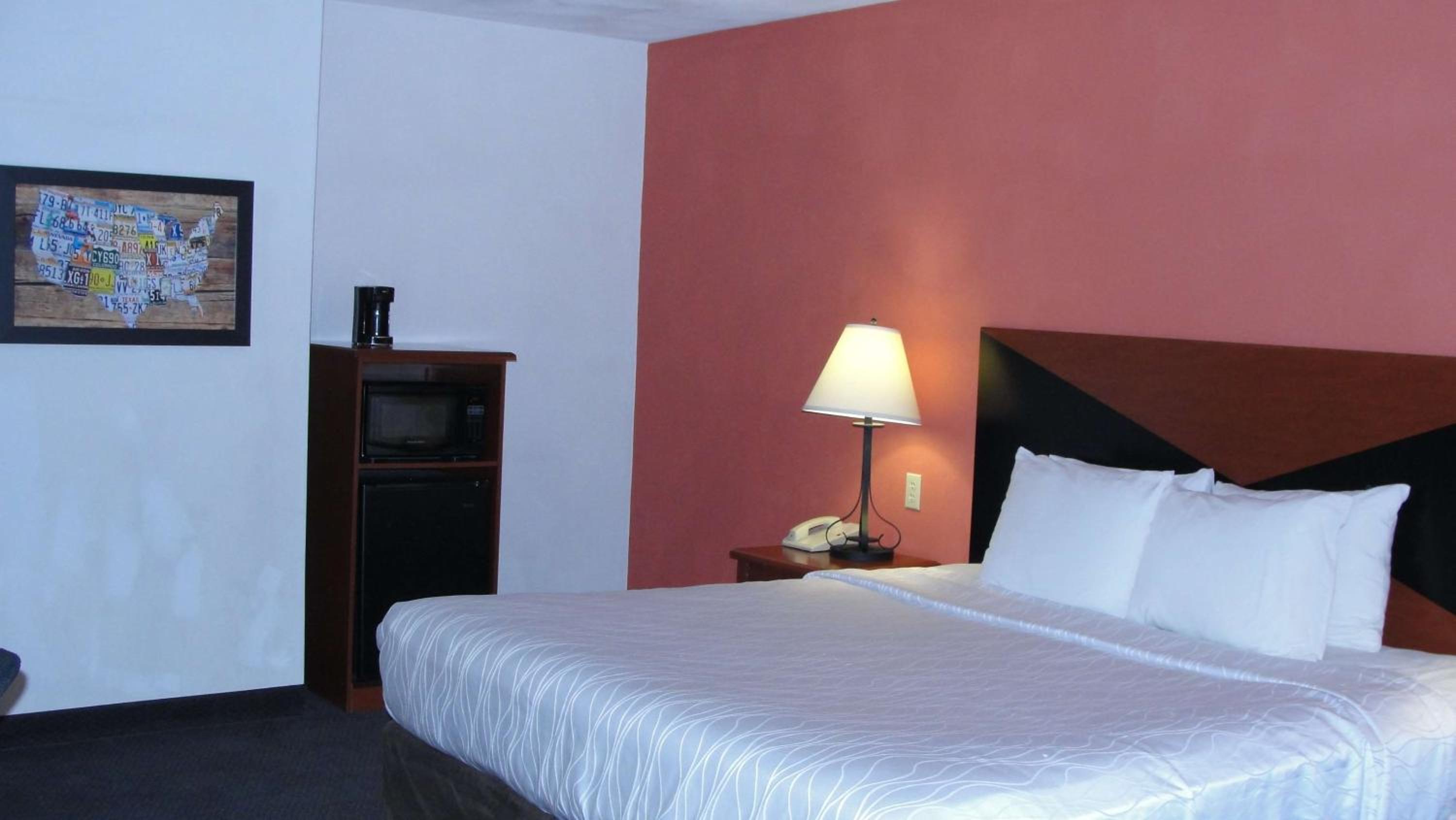 King Room - Non-Smoking - Photo 4