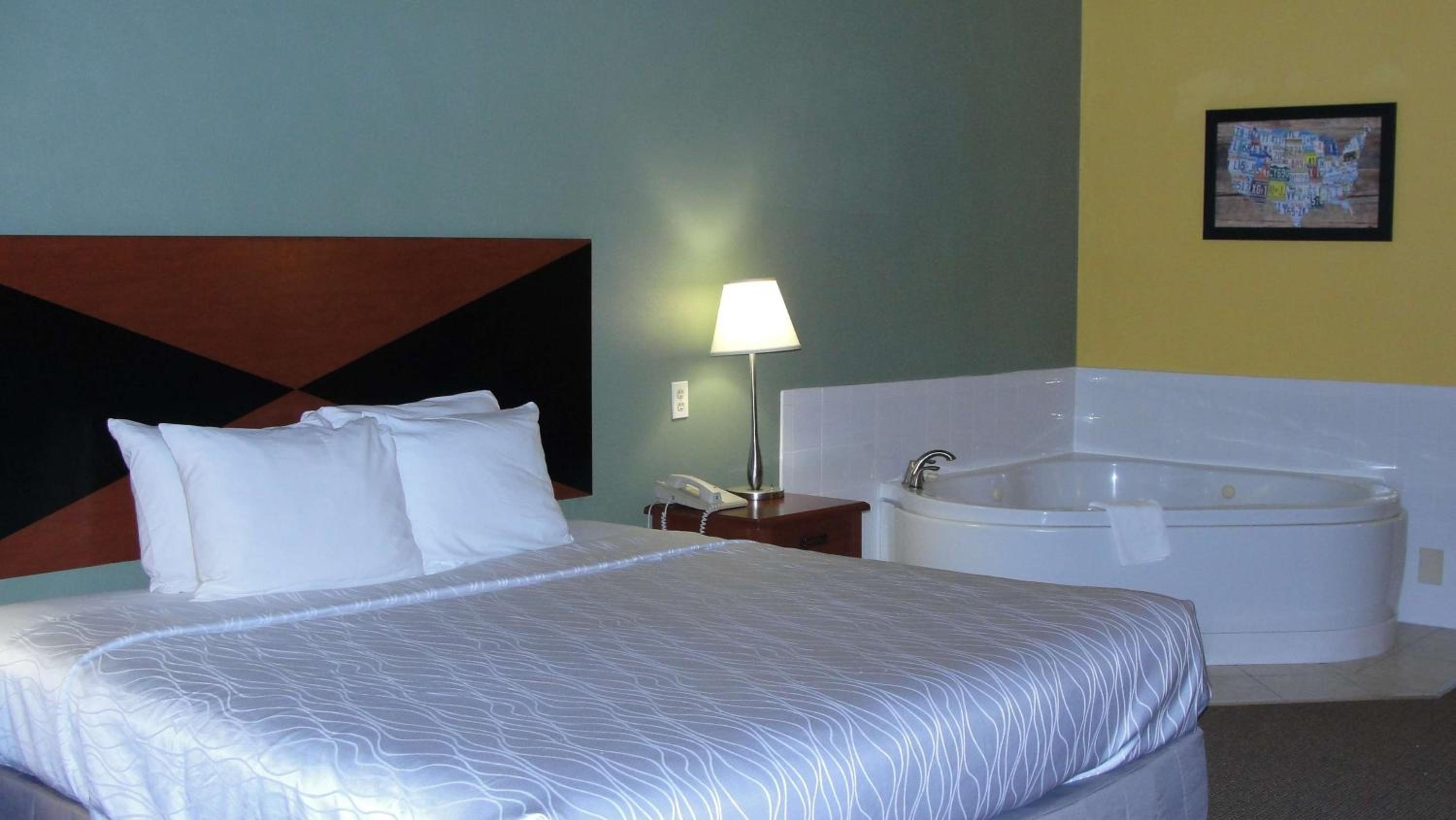 King Suite with Whirlpool - Smoking - Photo 6
