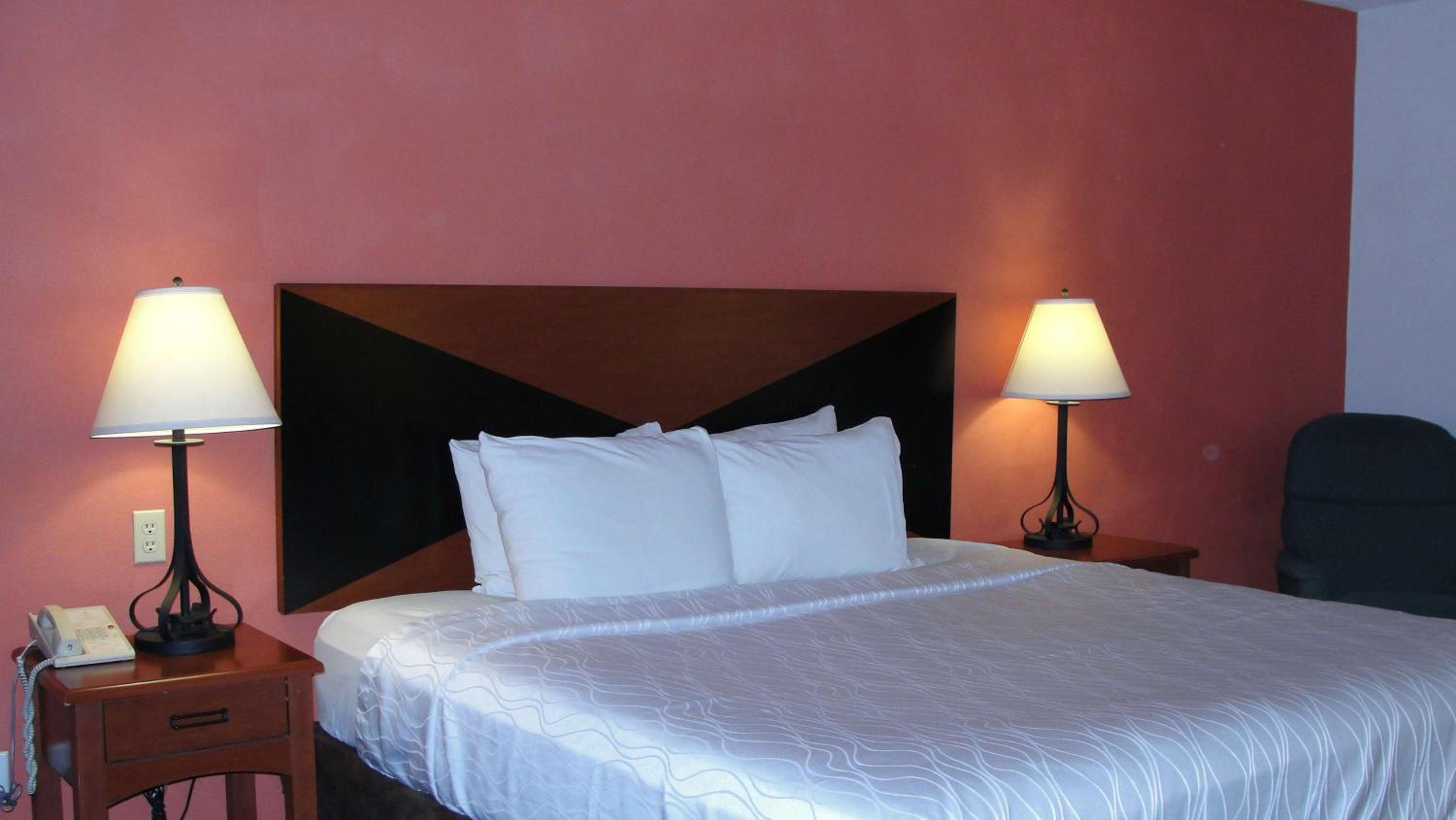 King Room - Non-Smoking - Photo 2