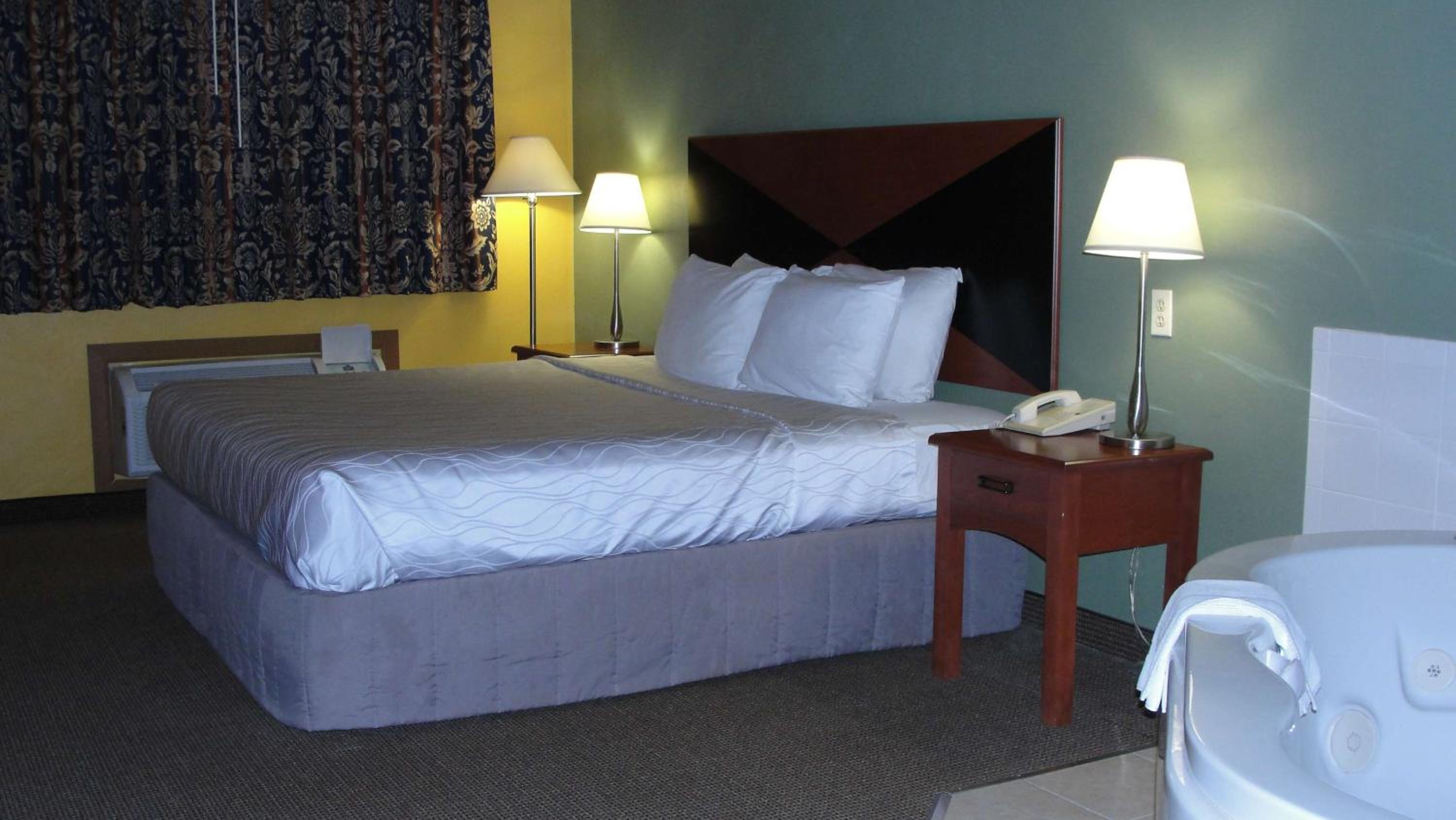 King Suite with Whirlpool - Smoking - Photo 1
