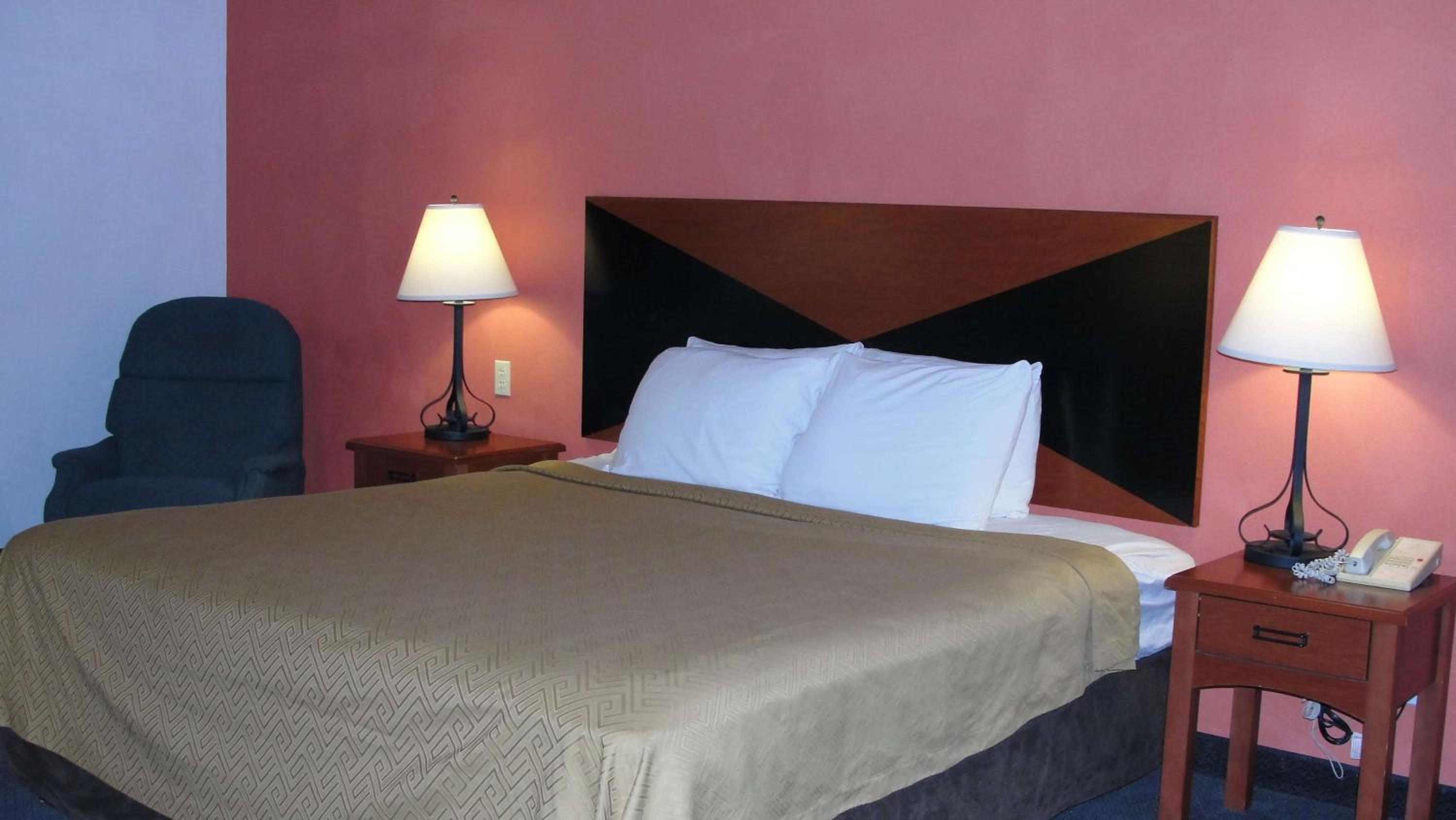 King Room - Pet Friendly/Non-Smoking - Photo 1
