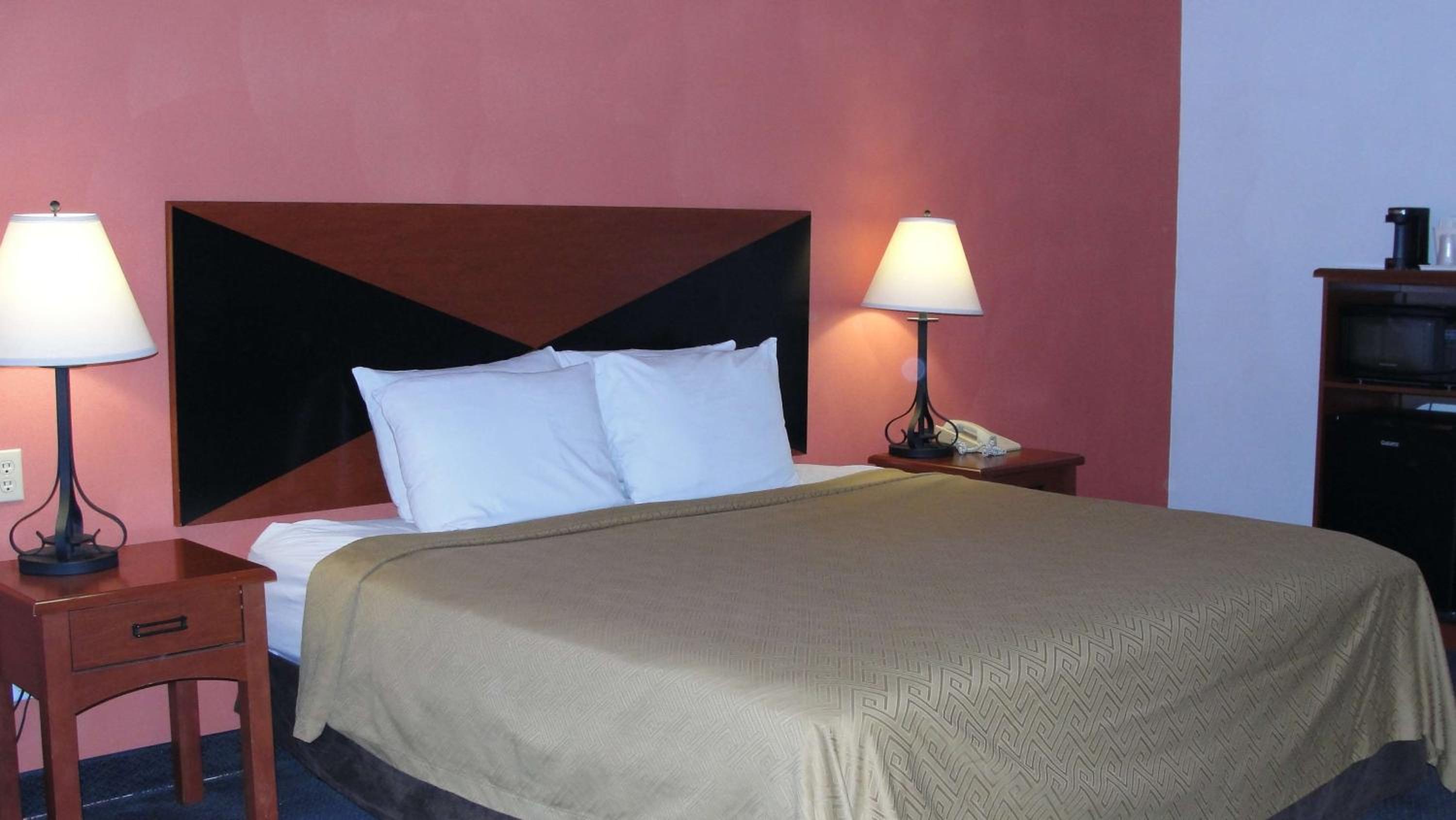 King Room - Pet Friendly/Non-Smoking - Photo 3