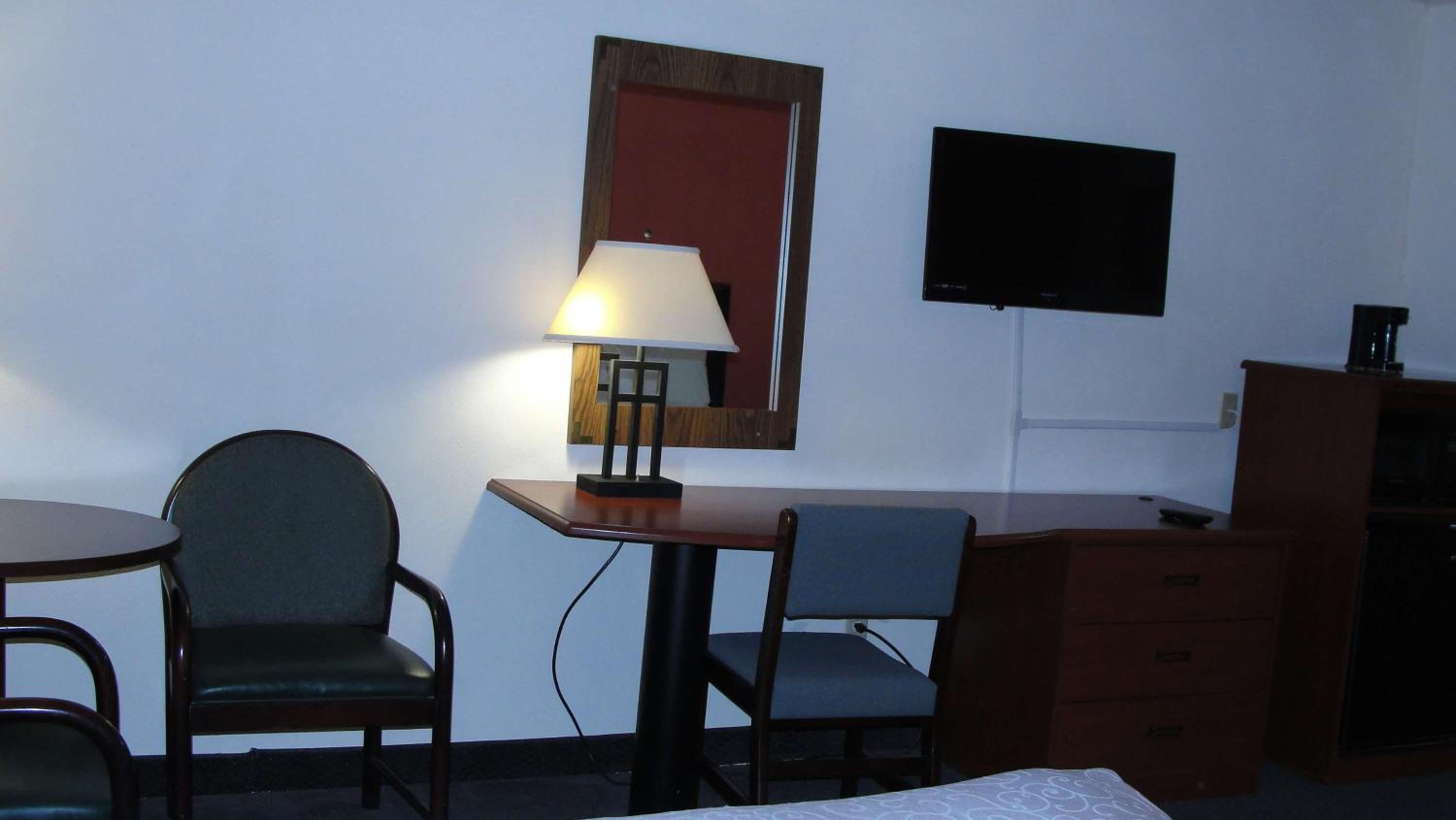 Queen Room with Two Queen Beds - Disability Access - Photo 5