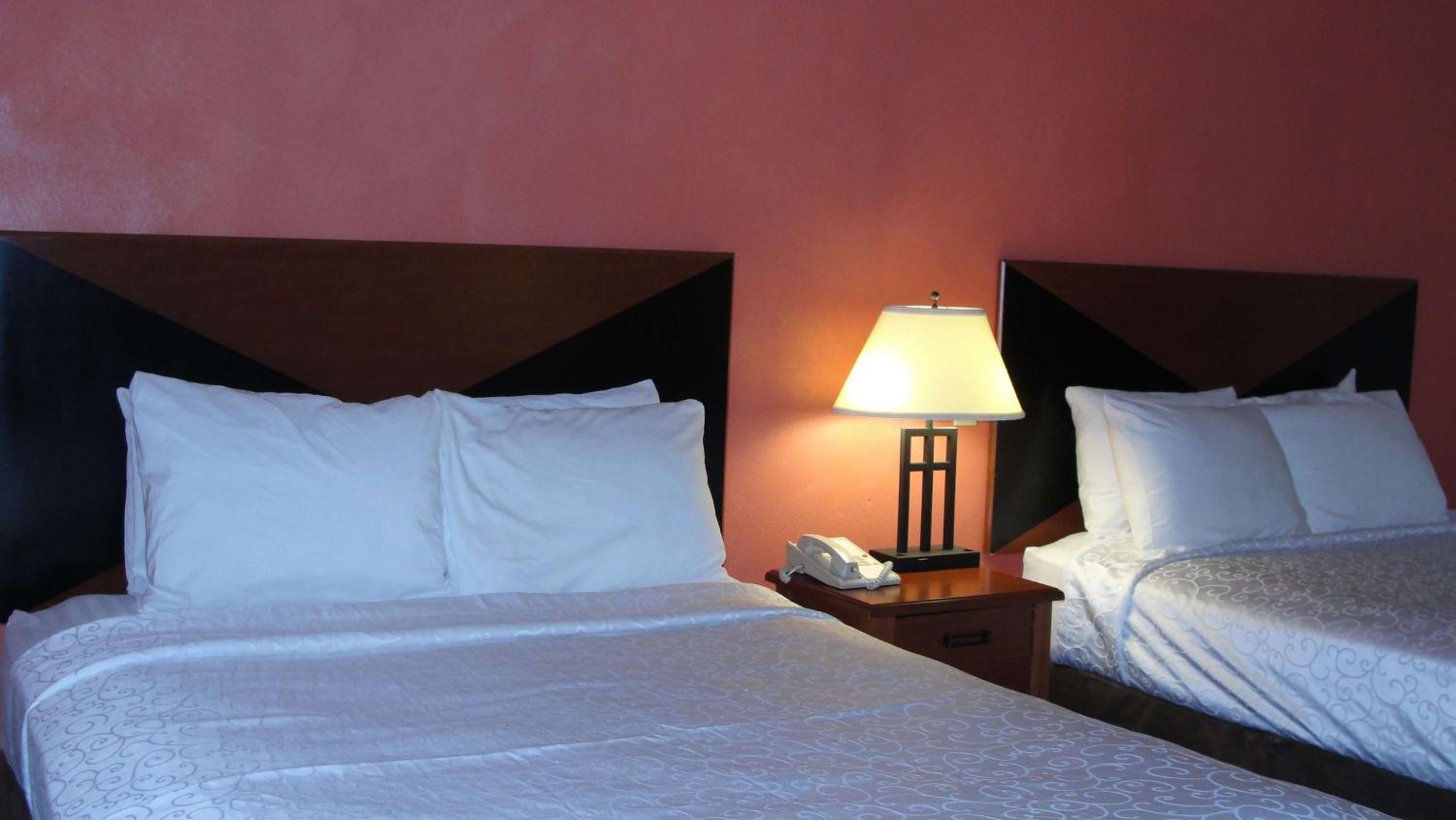 Queen Room with Two Queen Beds - Disability Access - Photo 3