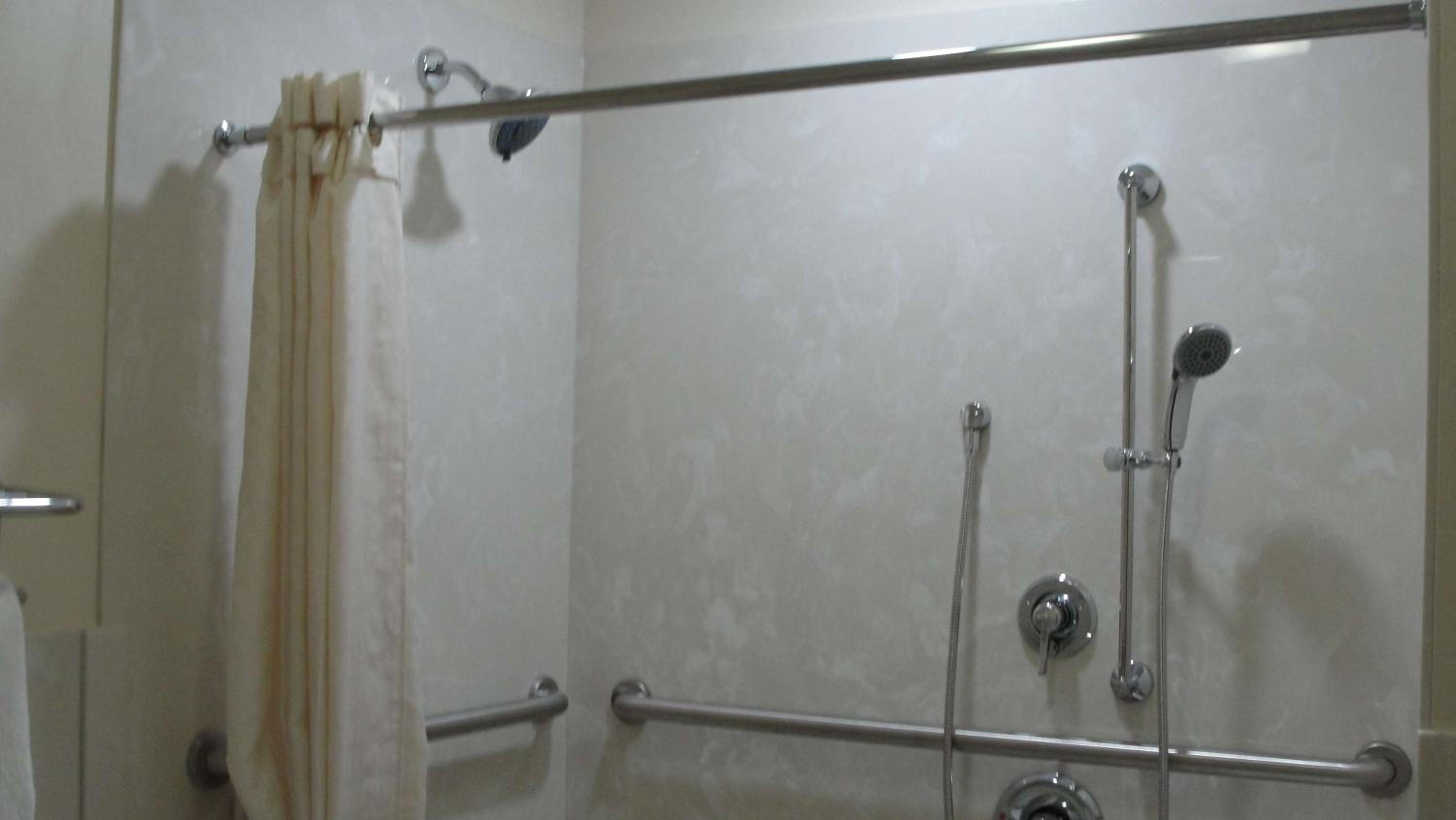 Queen Room with Roll-In Shower - Mobility Accessible/Non-Smoking - Photo 6