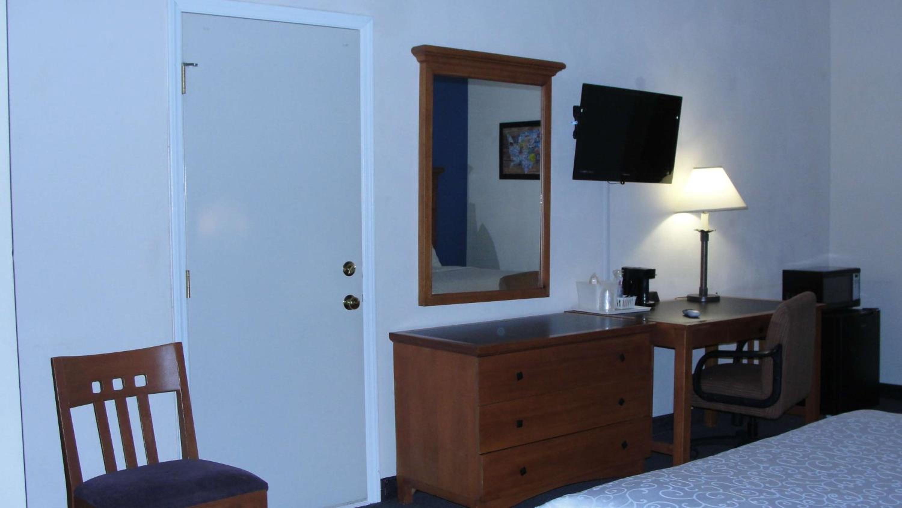 Queen Room with Two Queen Beds - Disability Access - Photo 2