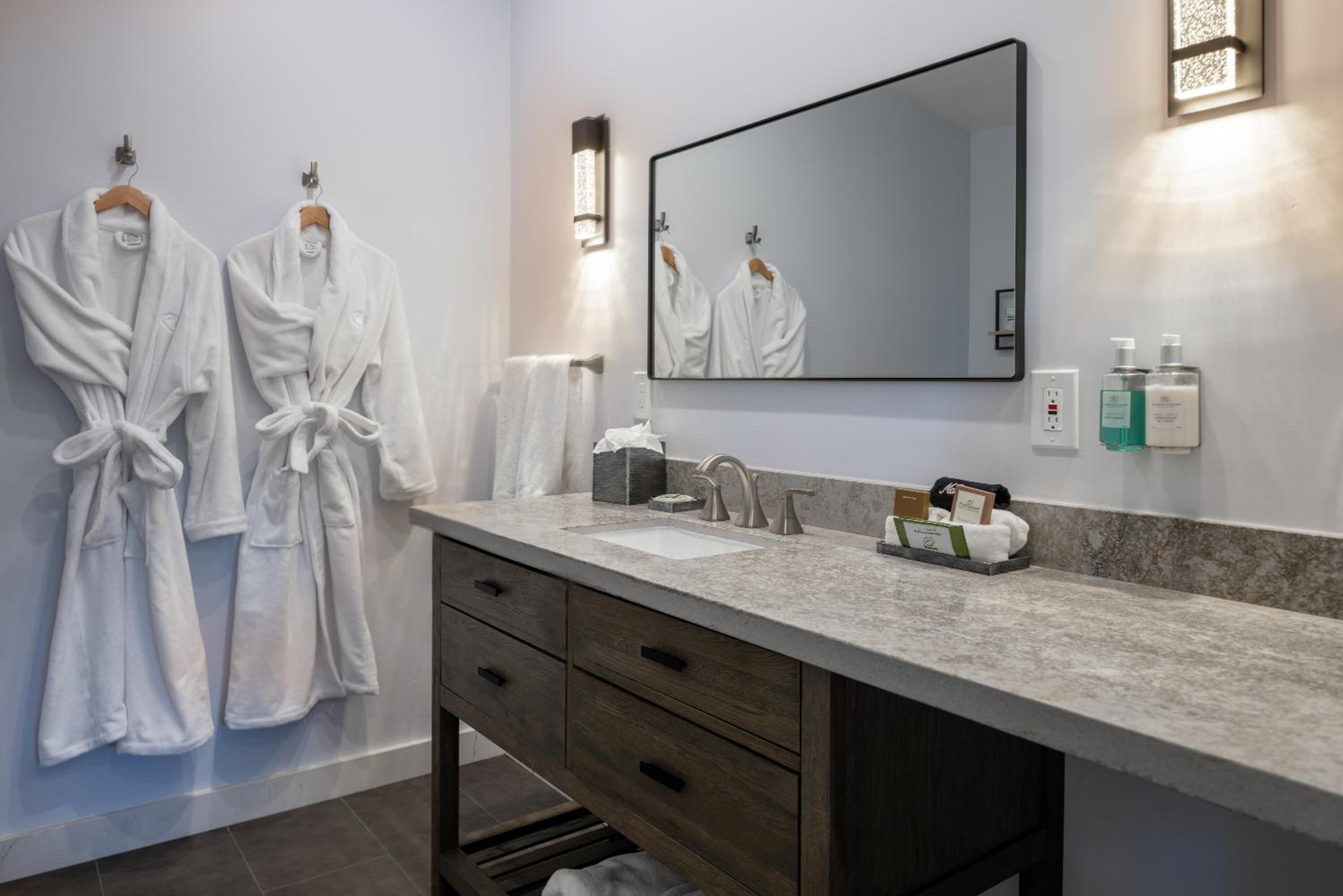 Premium King Room - Photo 4