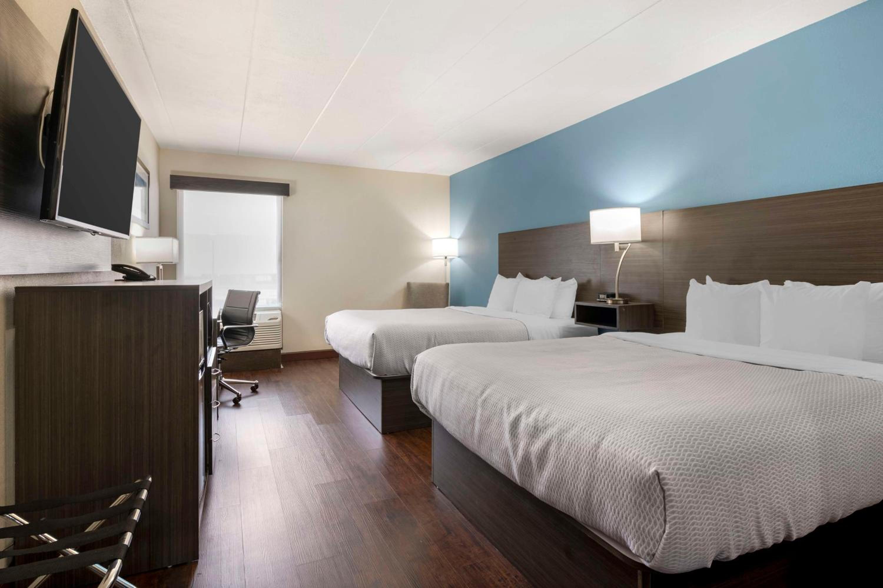 Queen Room with Two Queen Beds - Disability Access - Photo 3