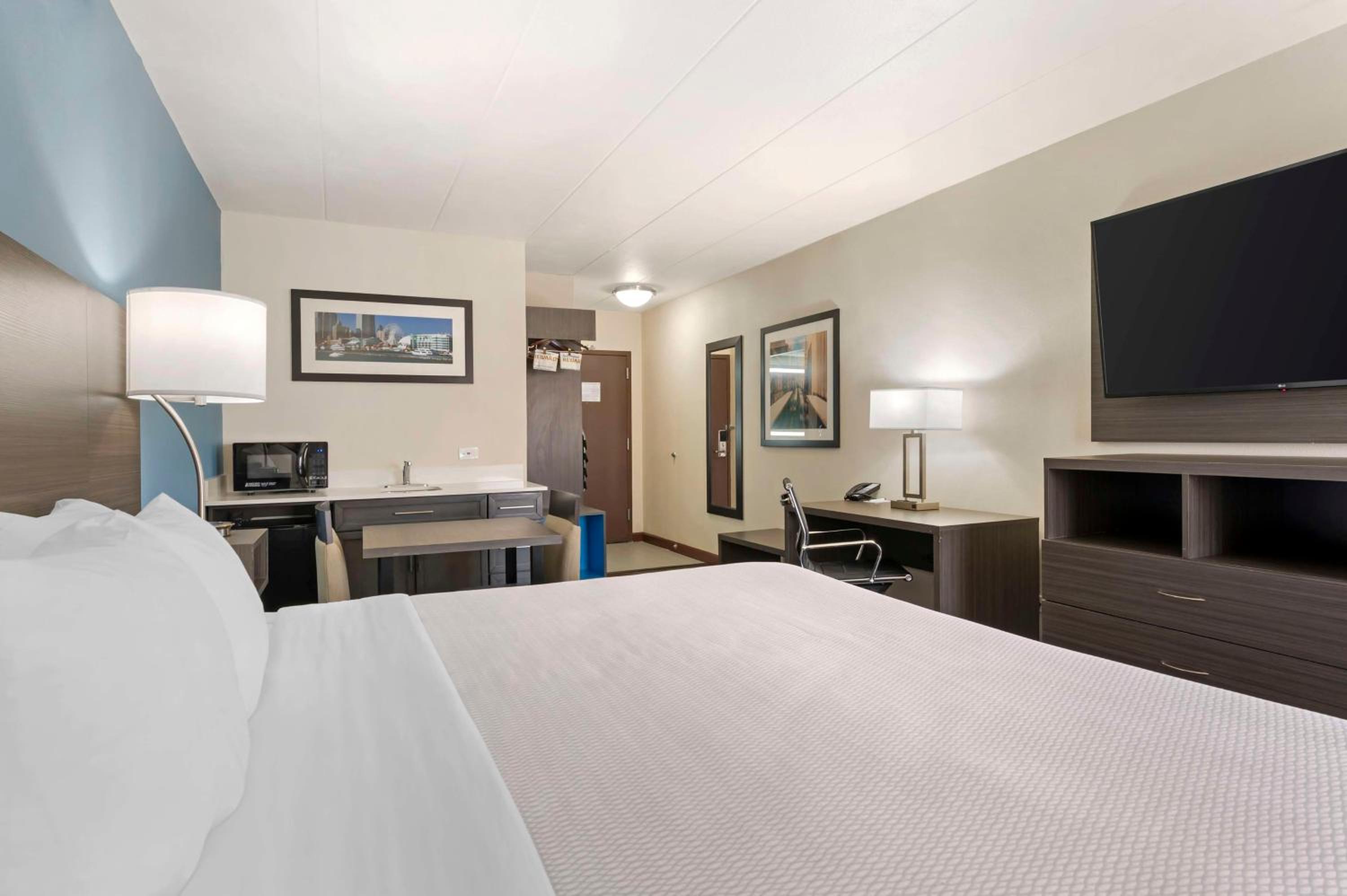 King Room with Wet Bar - Photo 3