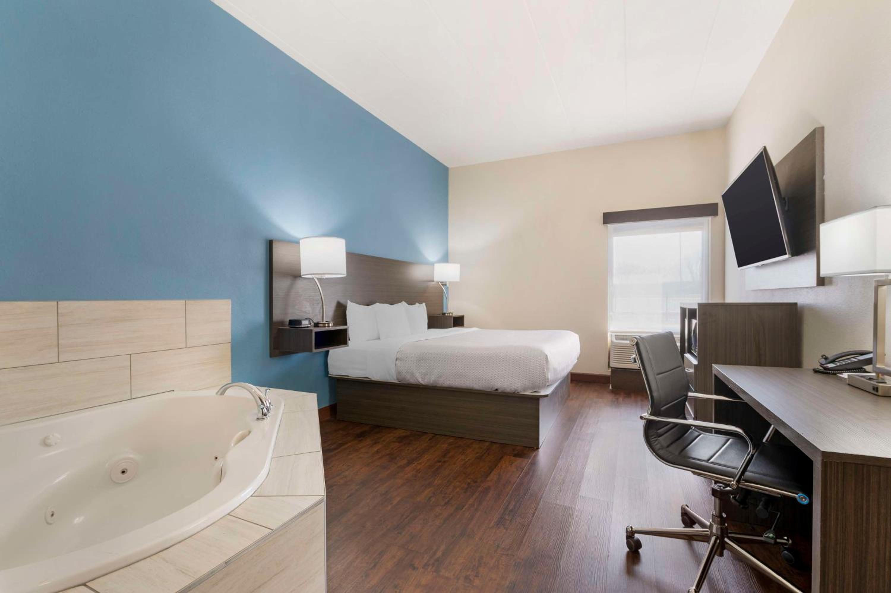 King Room with Whirlpool photo 1
