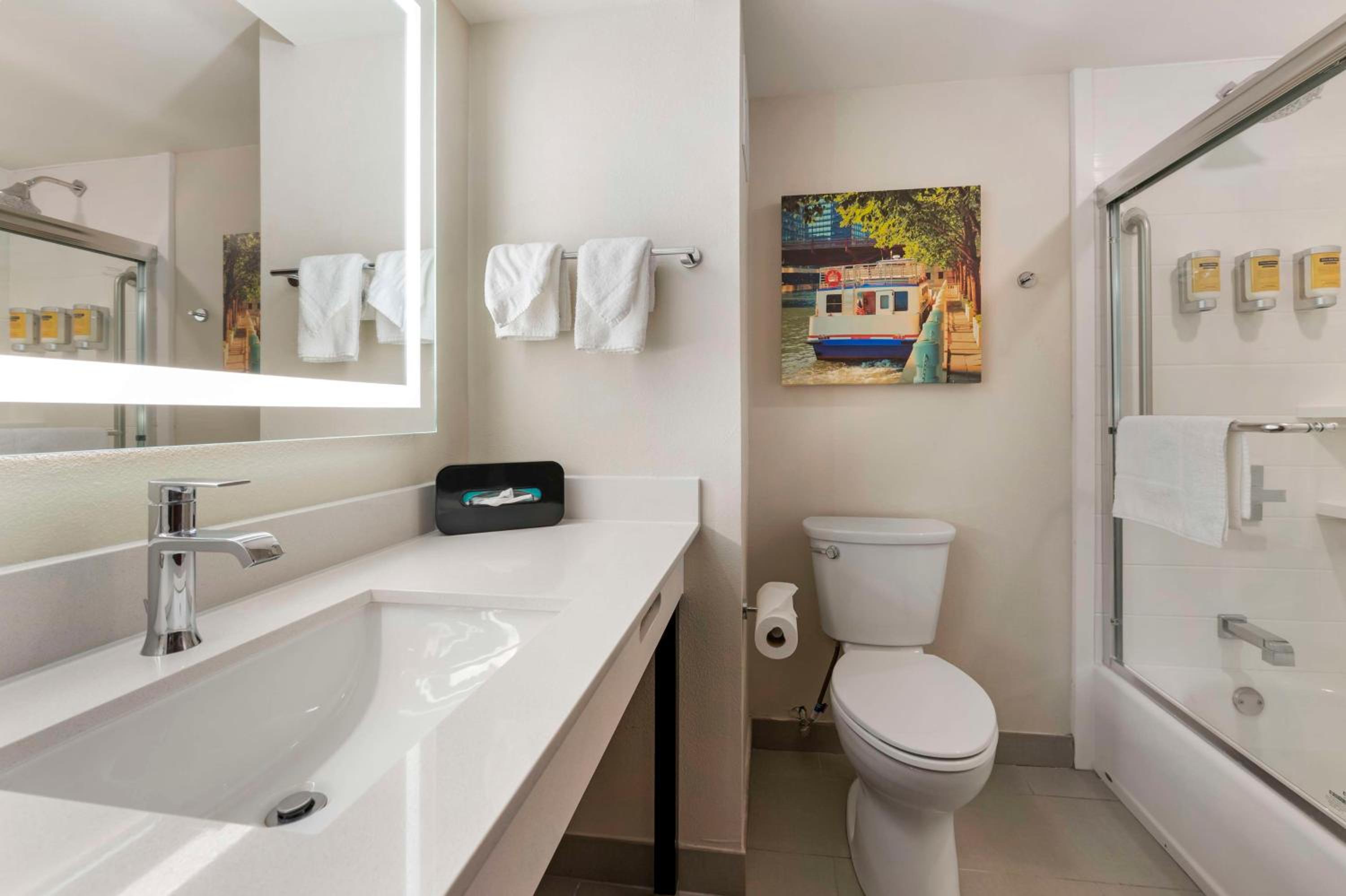King Room with Bathtub - Photo 2