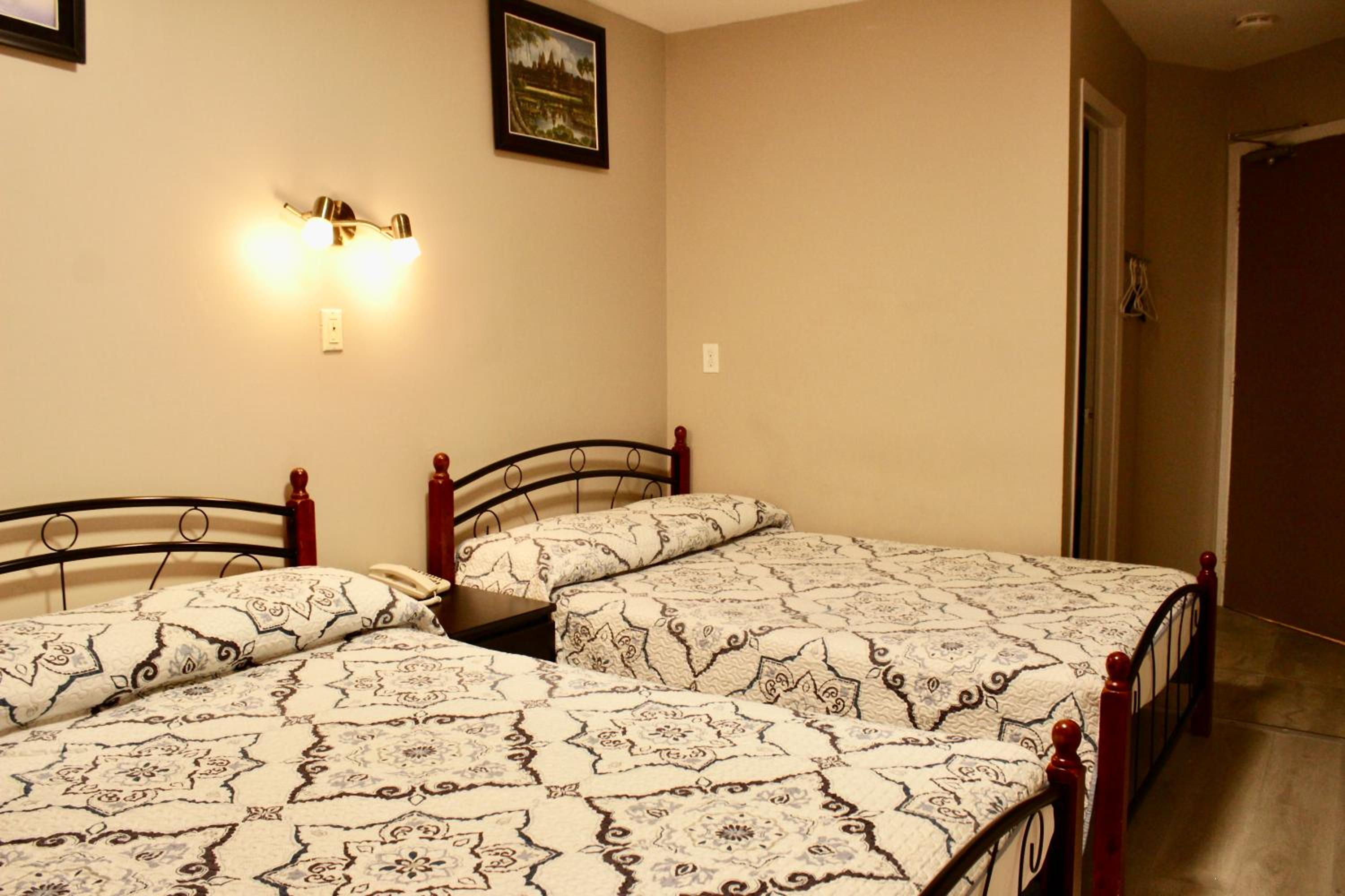 Double Room with Two Double Beds - Photo 5