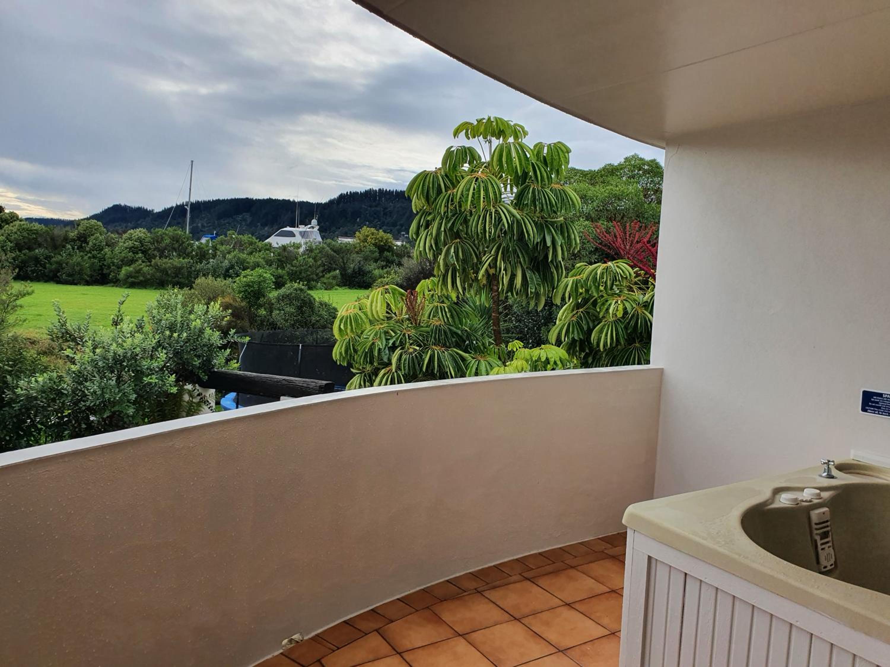 One-Bedroom Apartment with Hot Tub photo 3