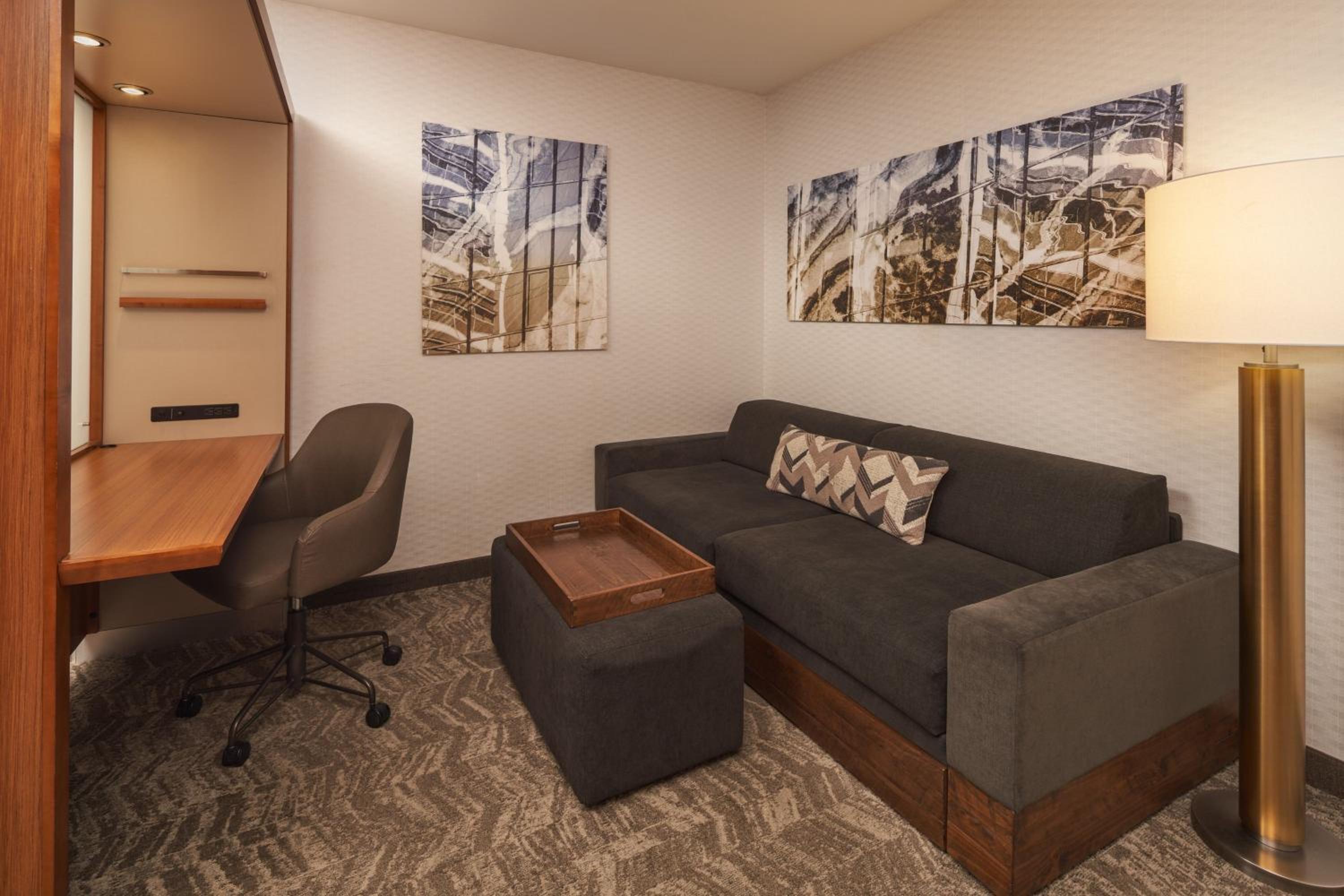 Queen Suite with Two Queen Beds and Trundle Bed - Photo 3