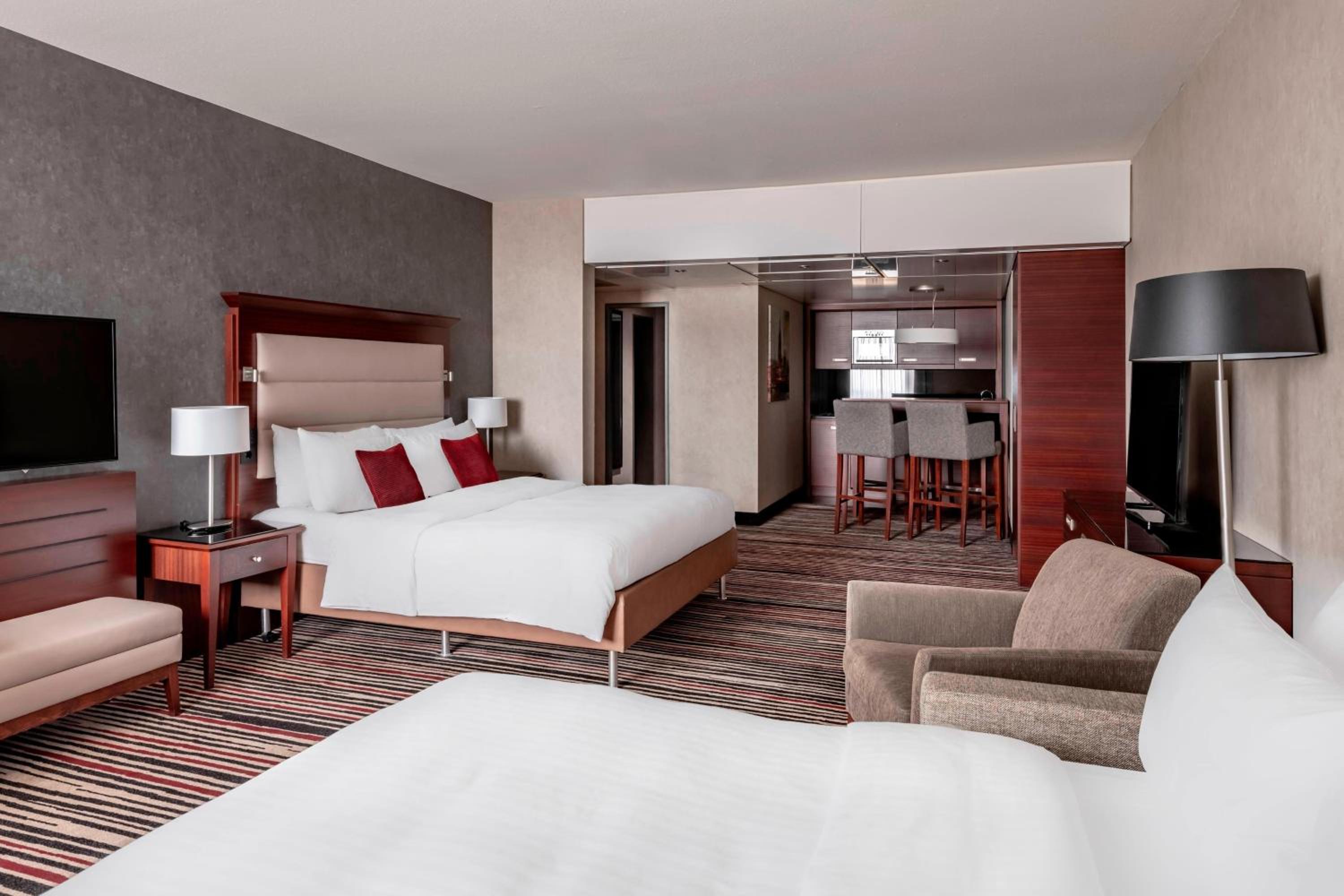 Club Suite, M Club lounge access, Suite, 1 King, Sofa bed