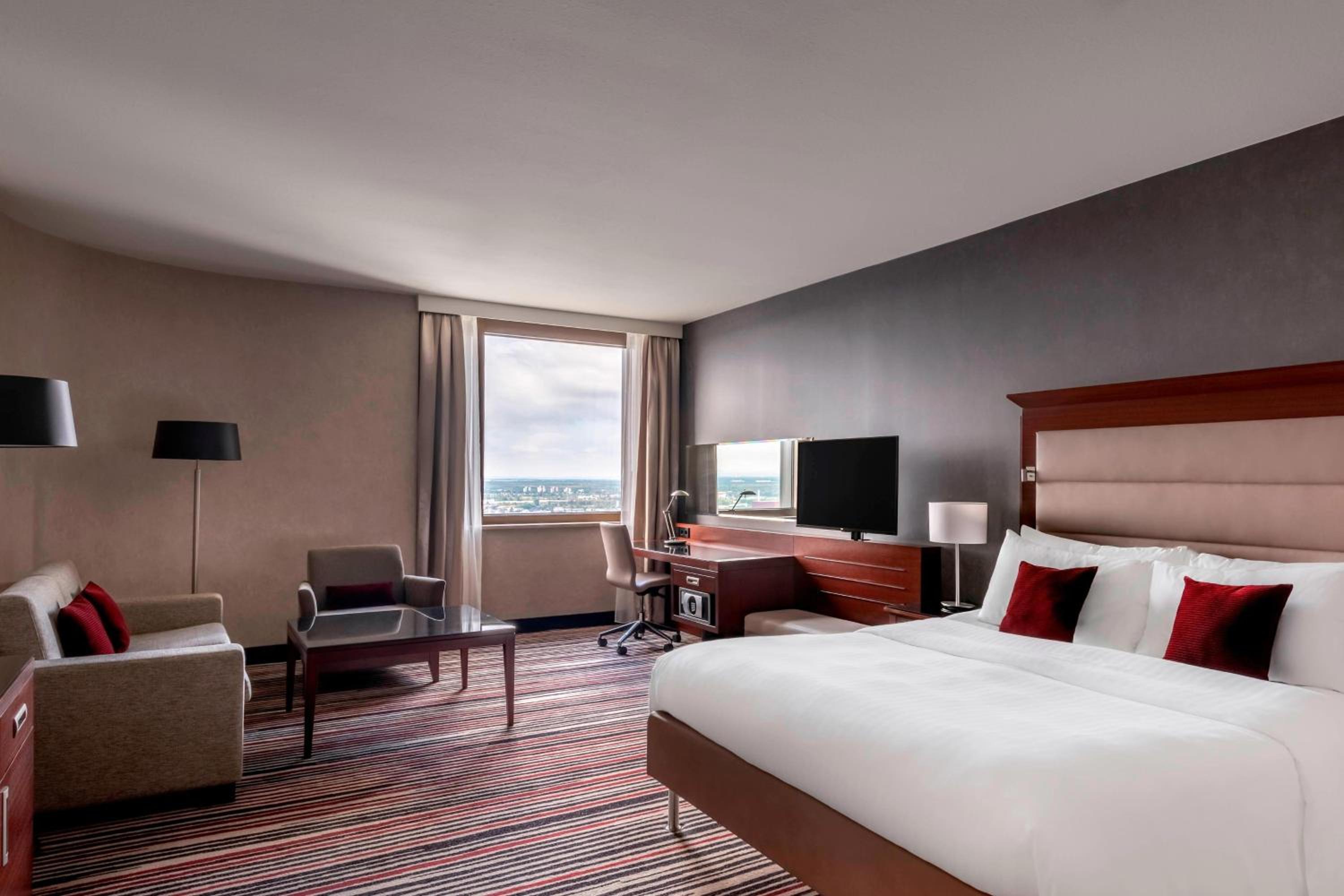 Club Suite, M Club lounge access, Suite, 1 King, Sofa bed