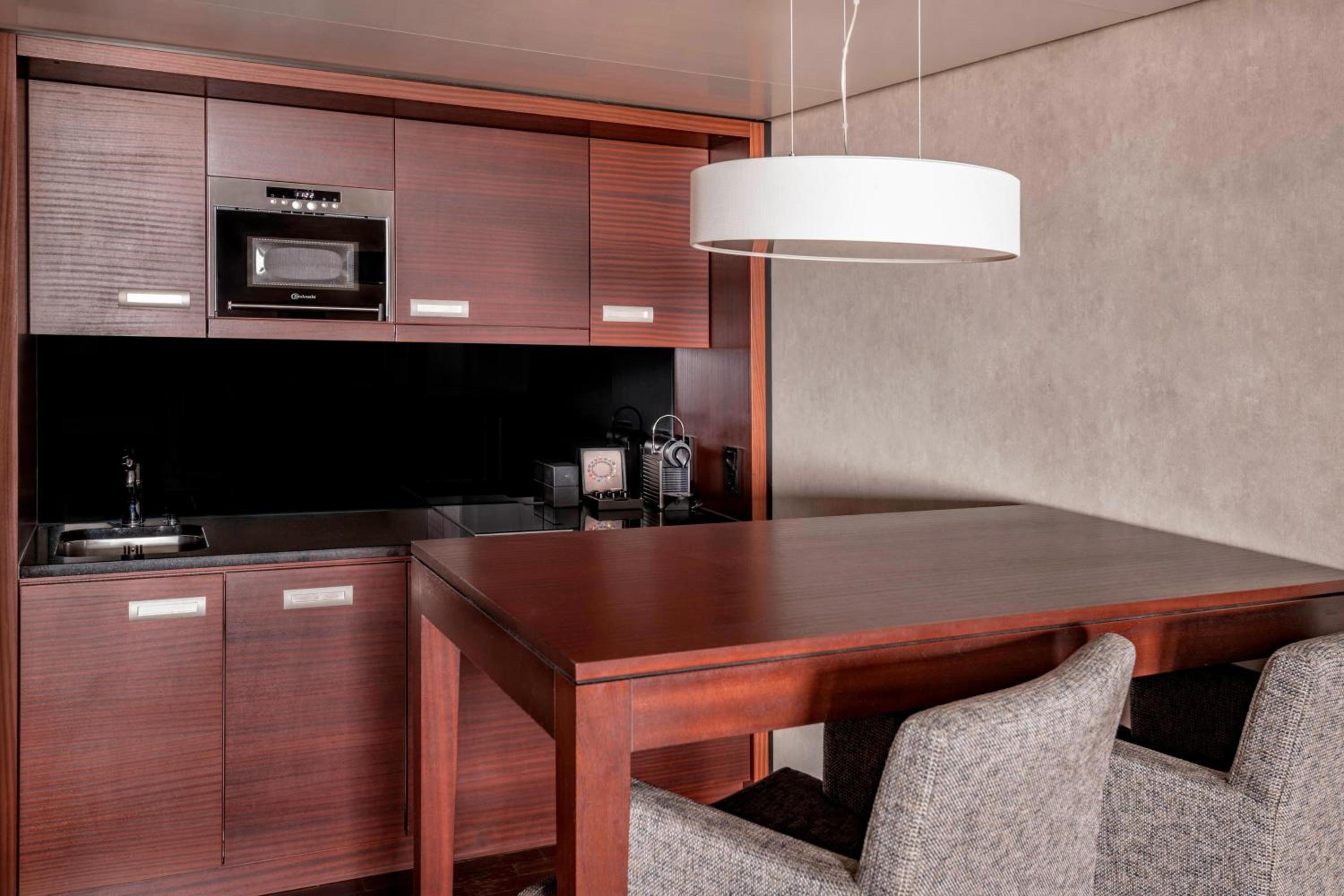 Club Suite, M Club lounge access, Suite, 1 King, Sofa bed