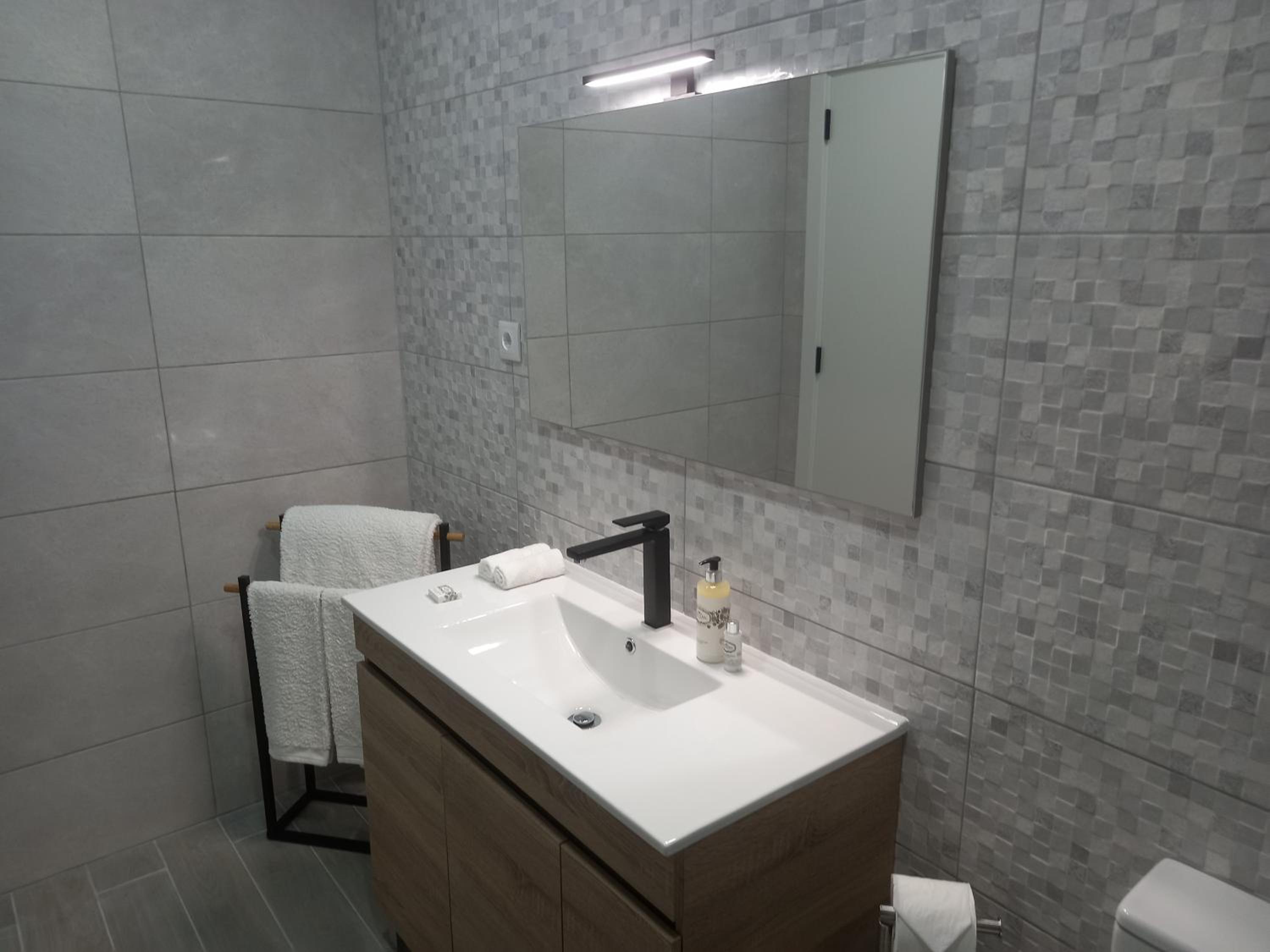 Suite with City View - Photo 8