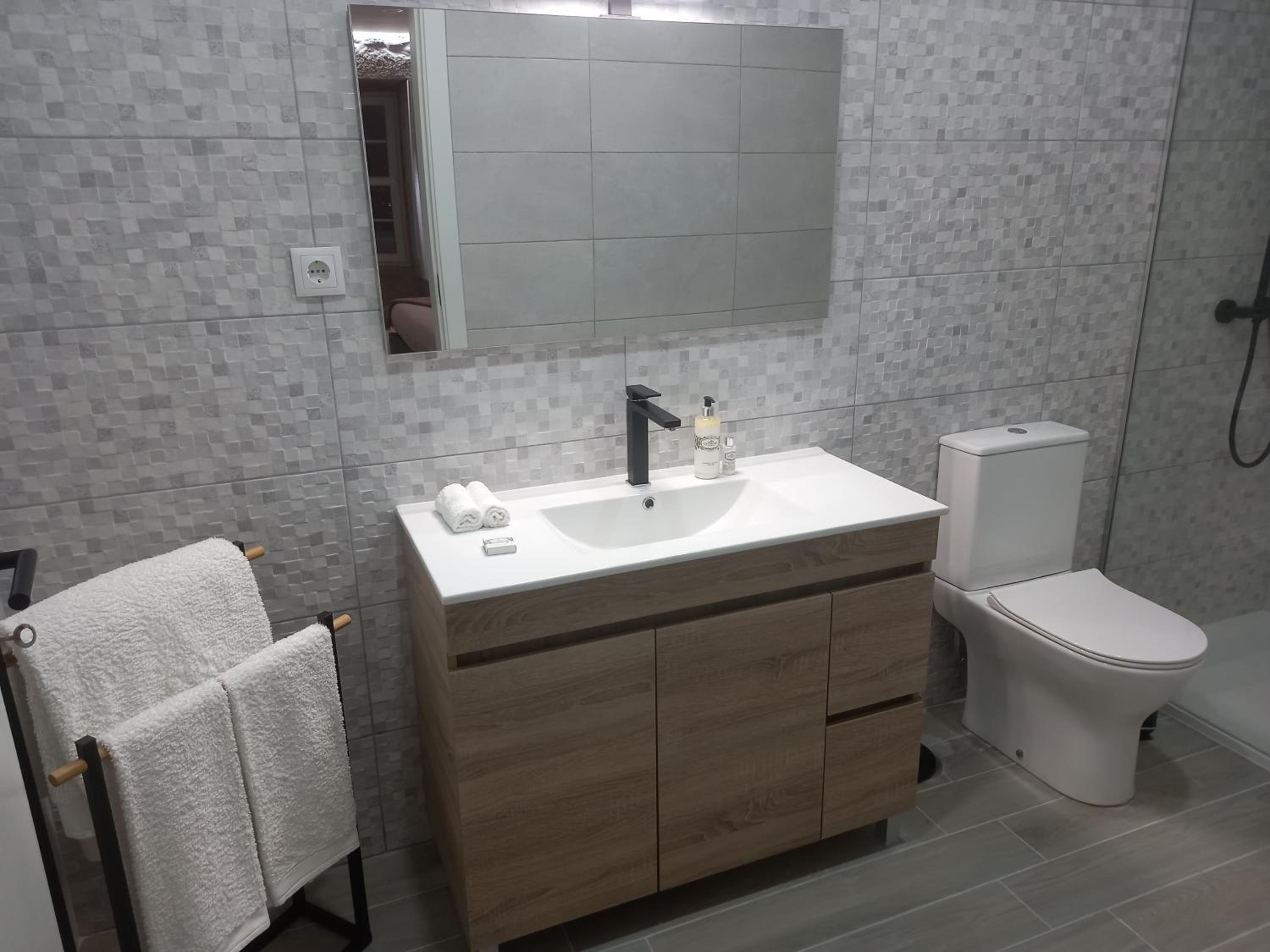 Suite with City View - Photo 7