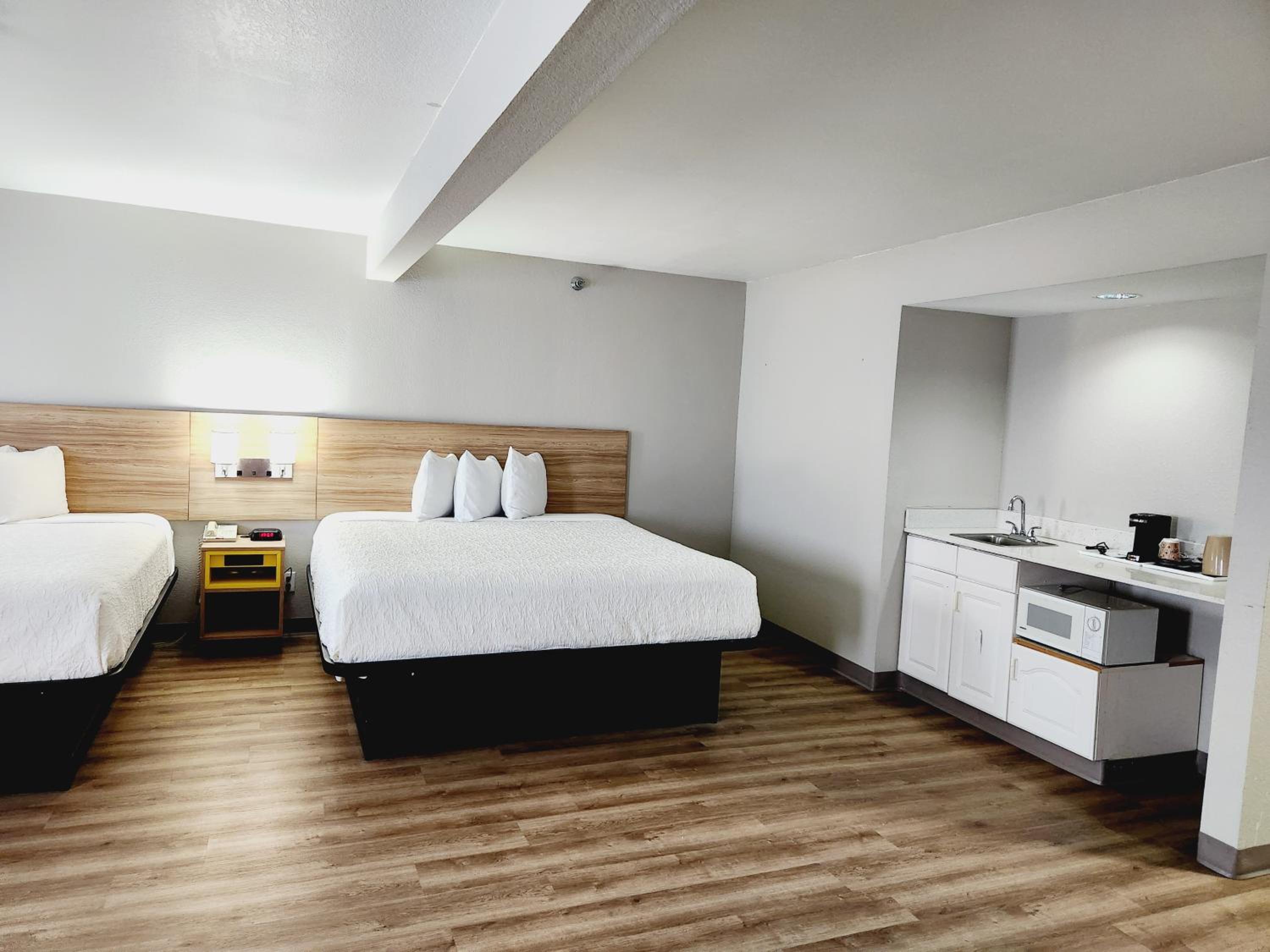 Two-Bedroom Executive Suite with Two King Beds - Non-Smoking - Photo 6