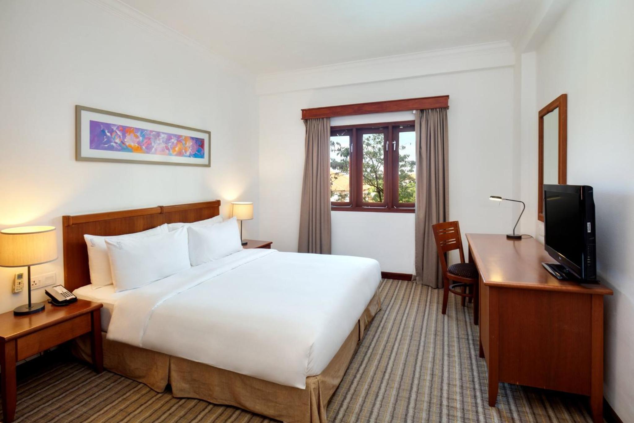 Two-Bedroom Suite with One Queen and Two Single Beds - Photo 2