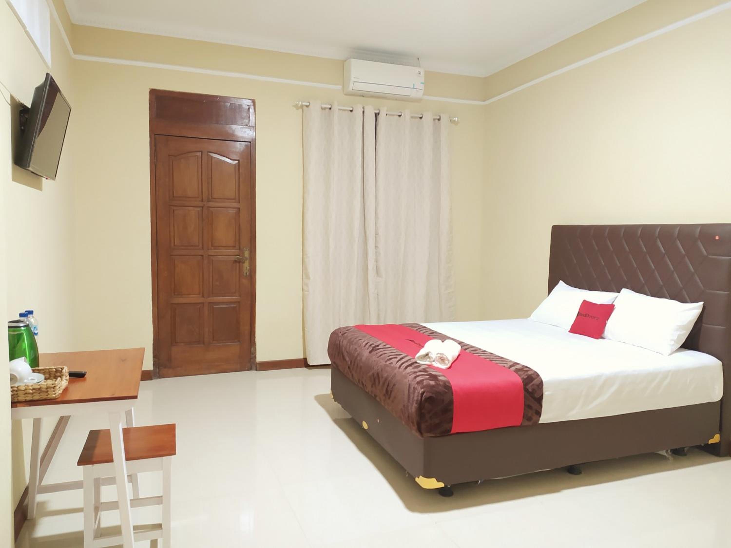 Deluxe Room - Photo 12