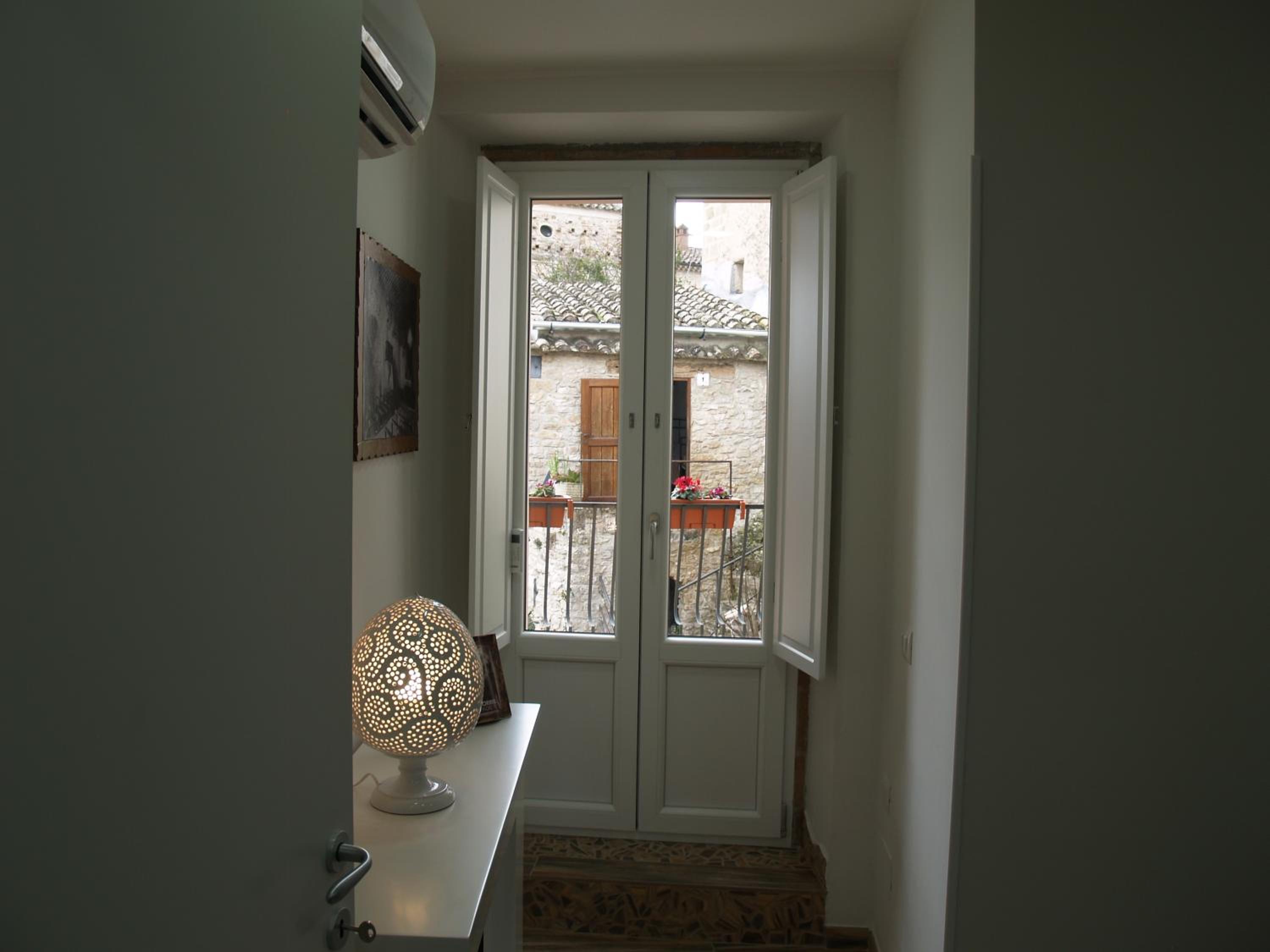 King Room with Balcony - Photo 4
