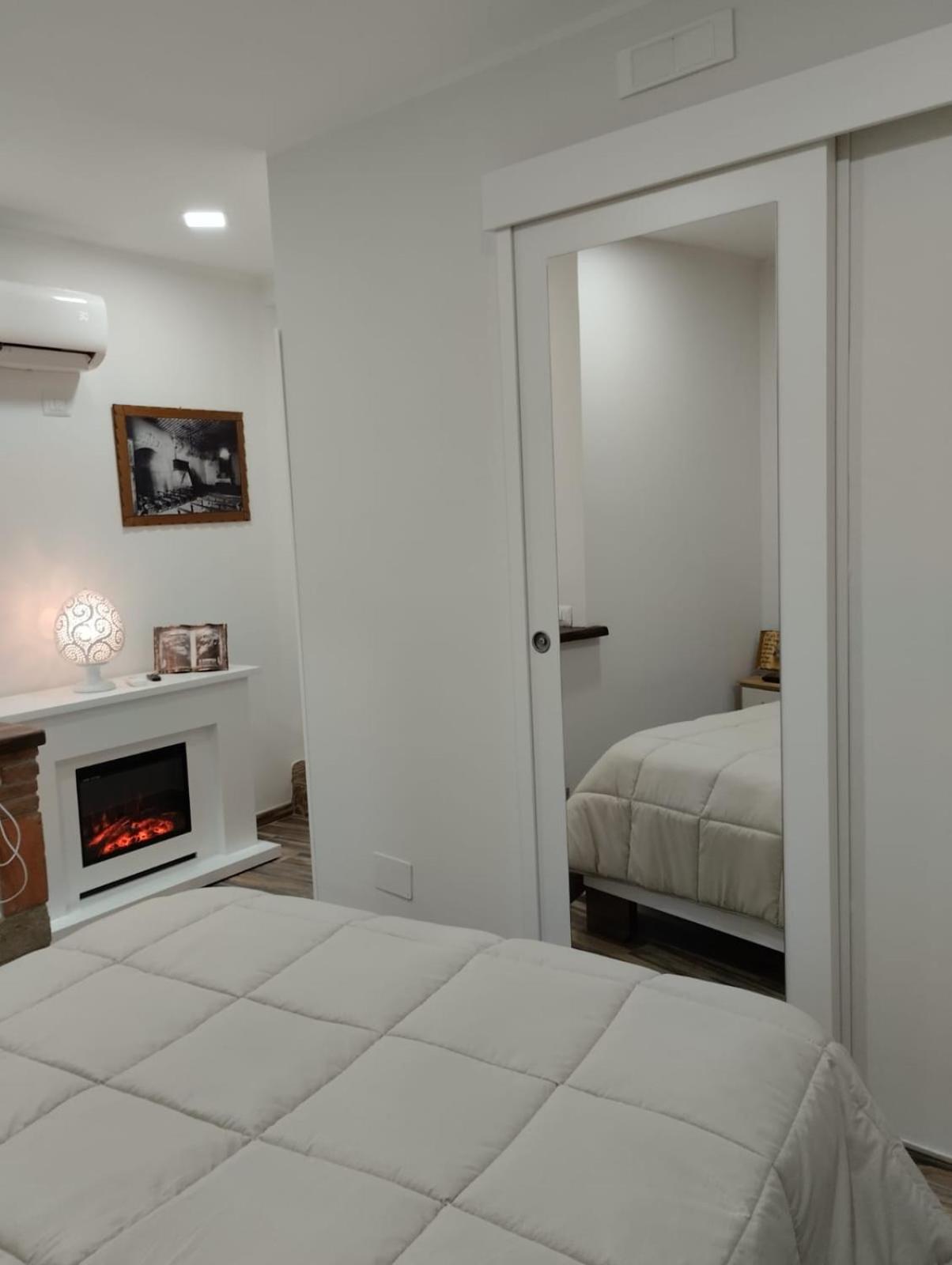 King Room with Balcony - Photo 8