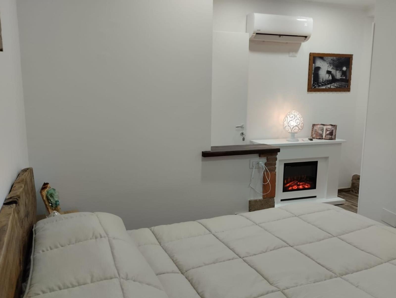 King Room with Balcony - Photo 7