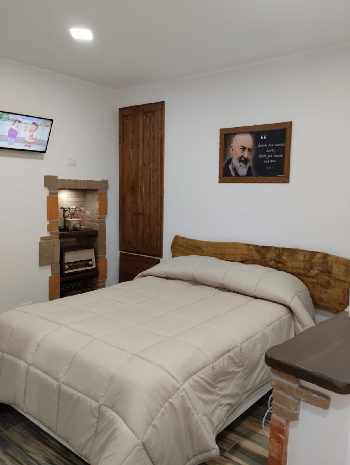 King Room with Balcony - Photo 2