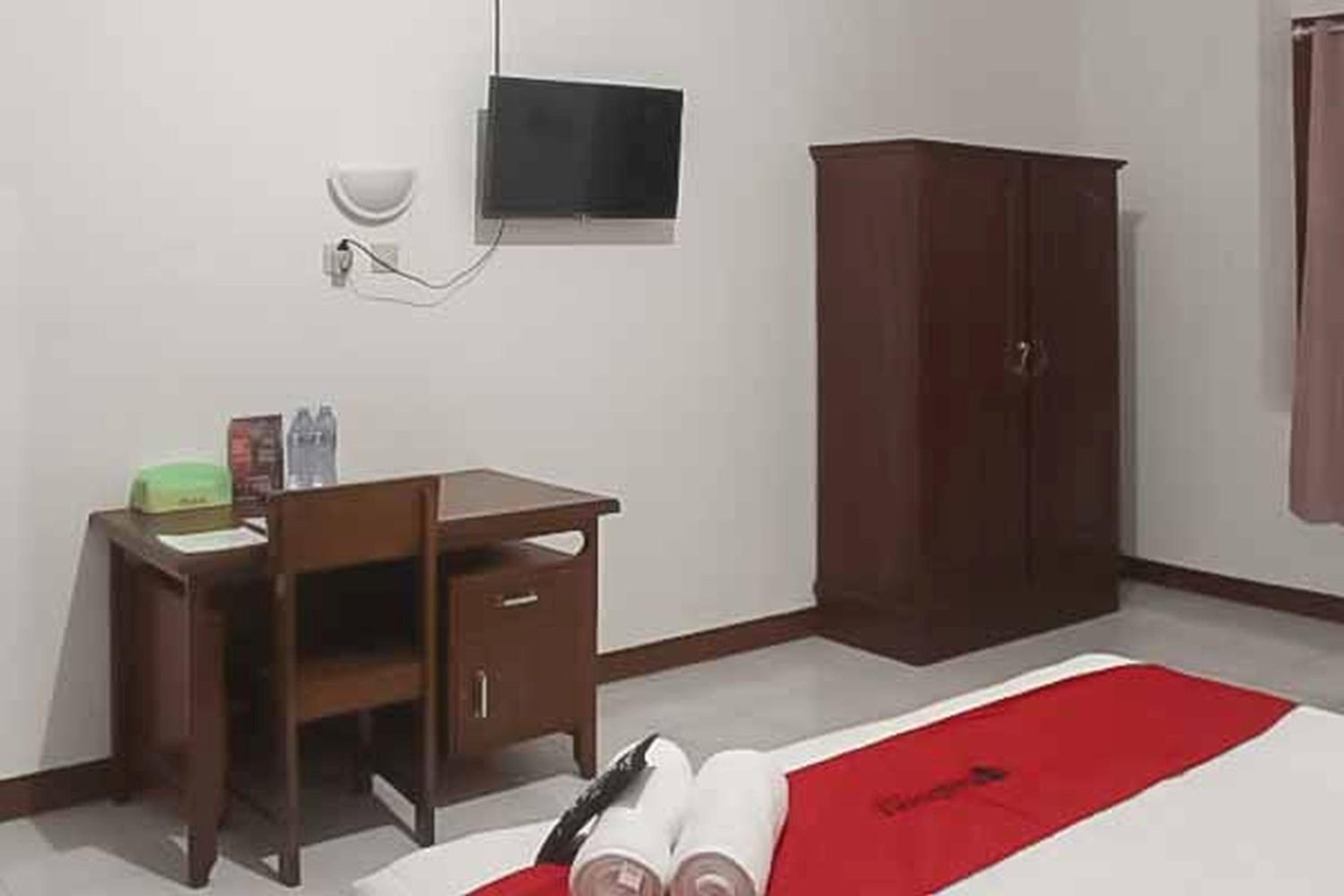 Family Room - Photo 2