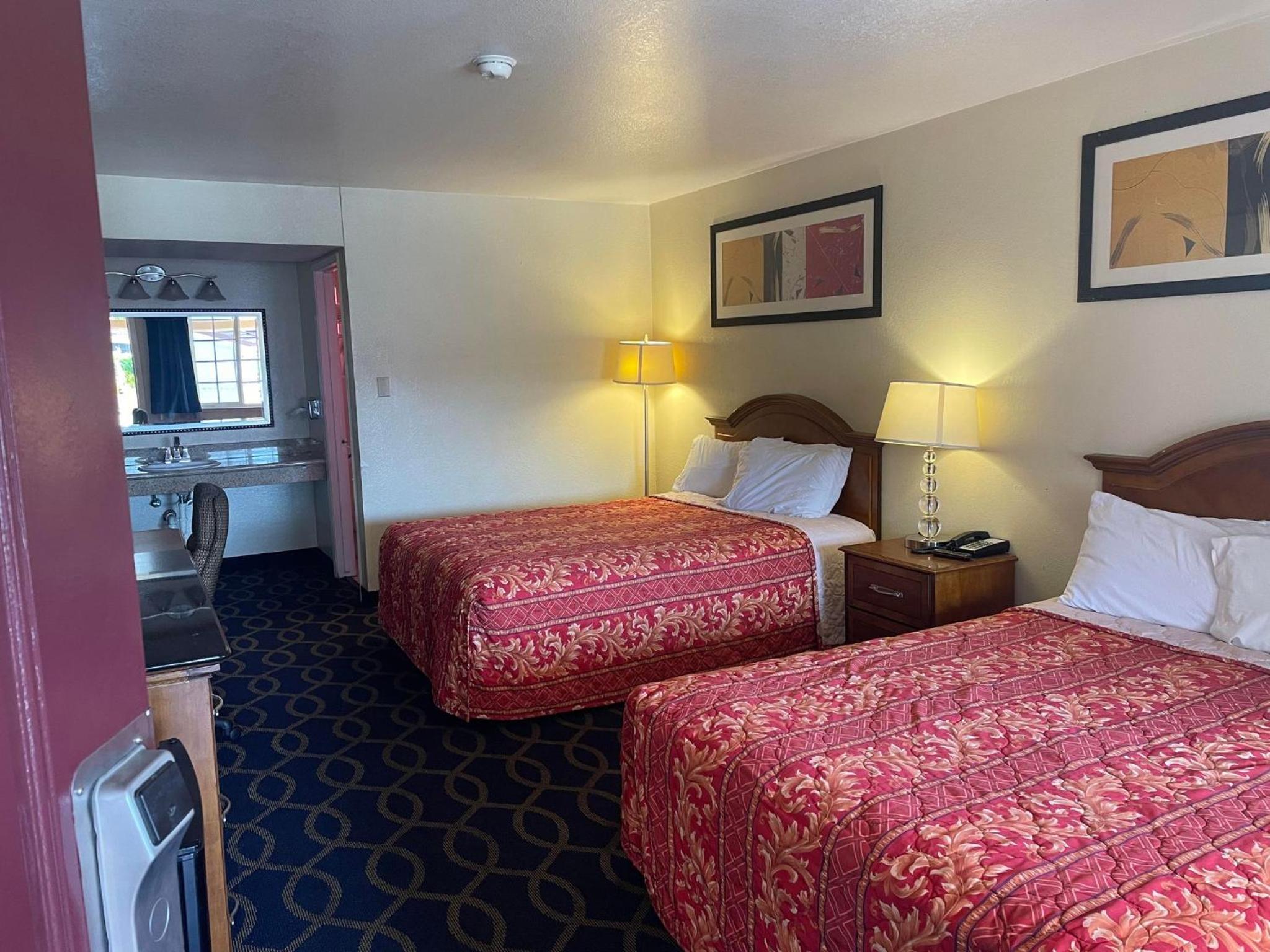 Queen Room with Two Queen Beds - Photo 5
